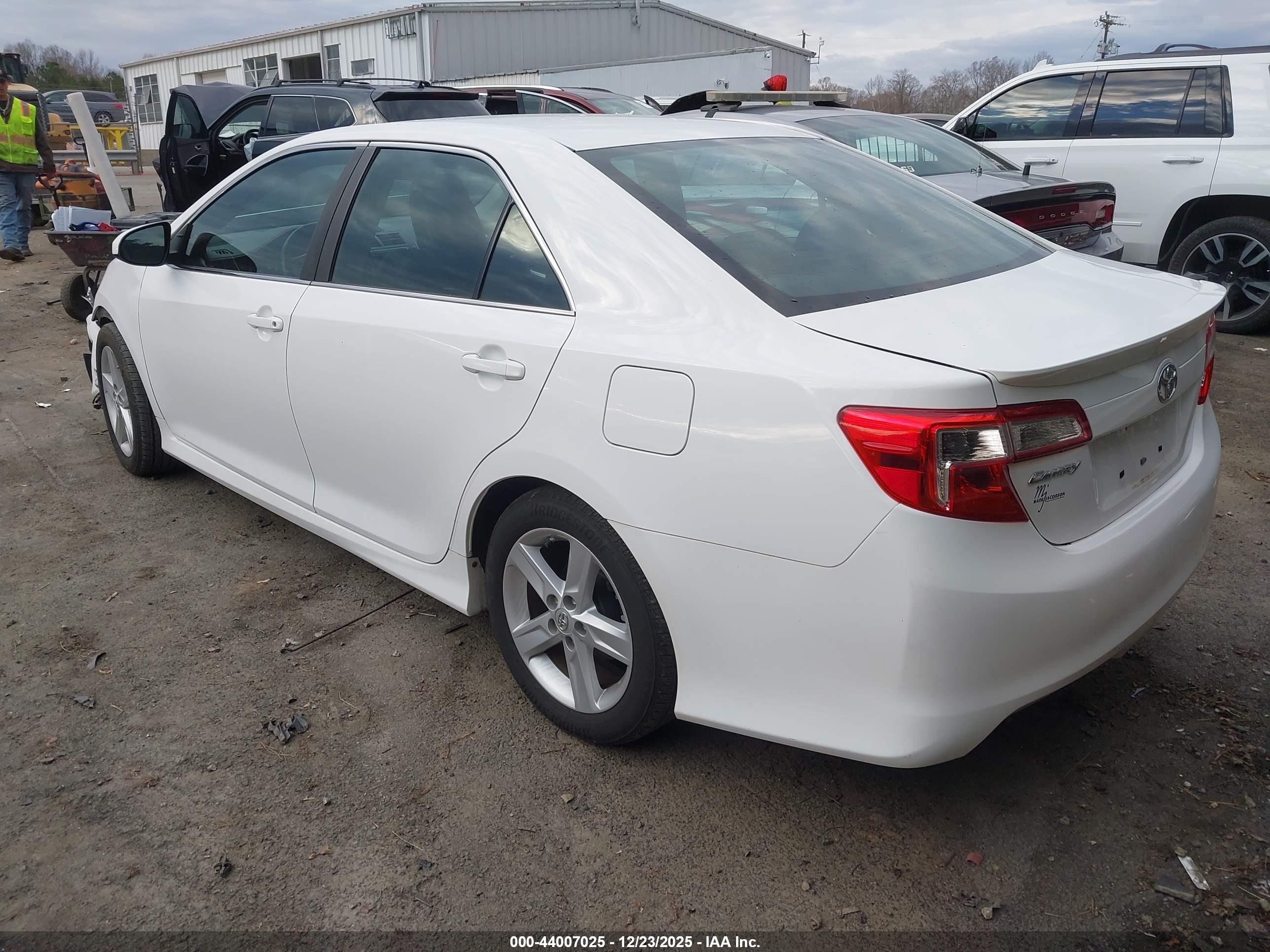 TOYOTA CAMRY image 3