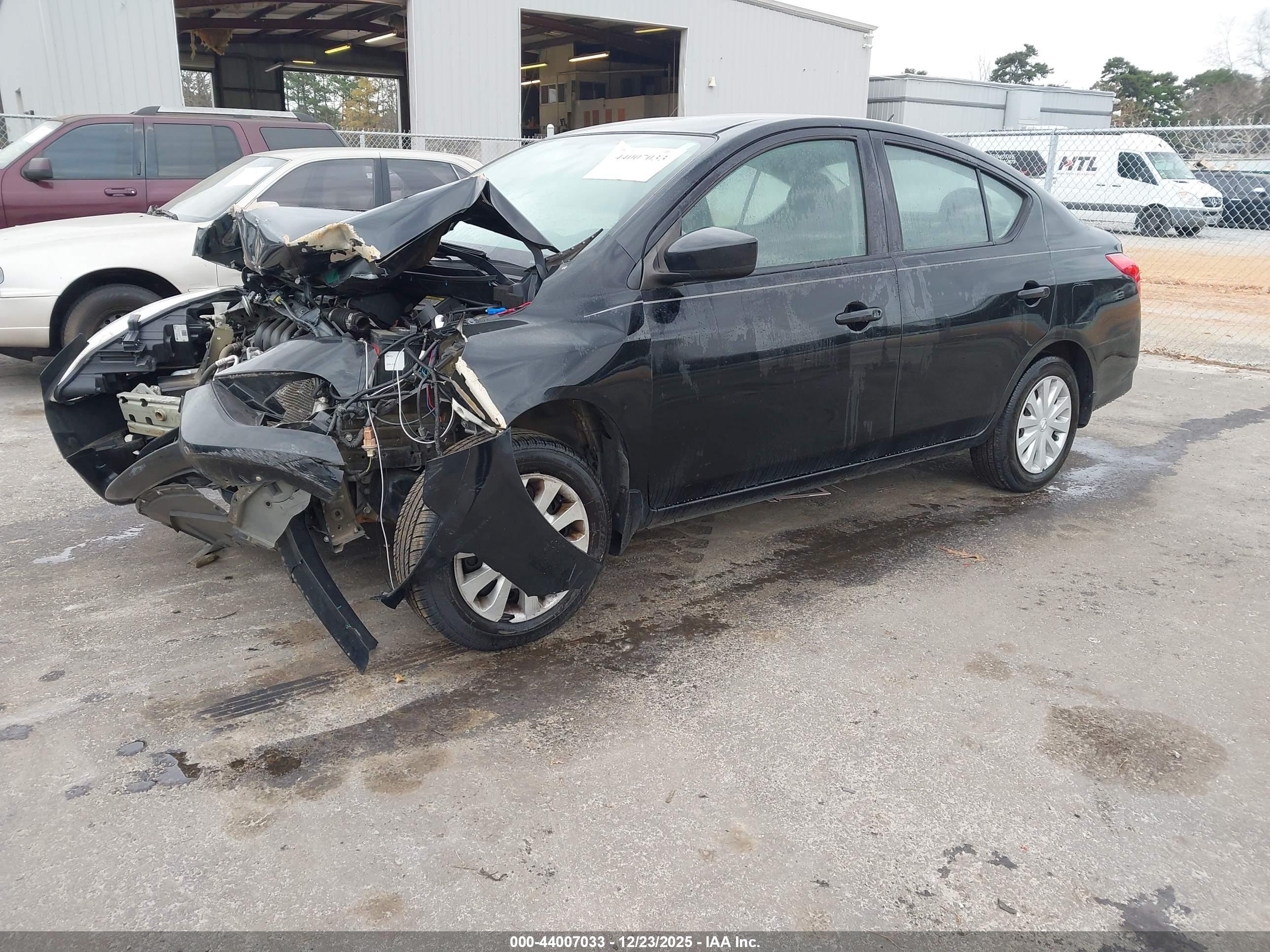 NISSAN VERSA image 2