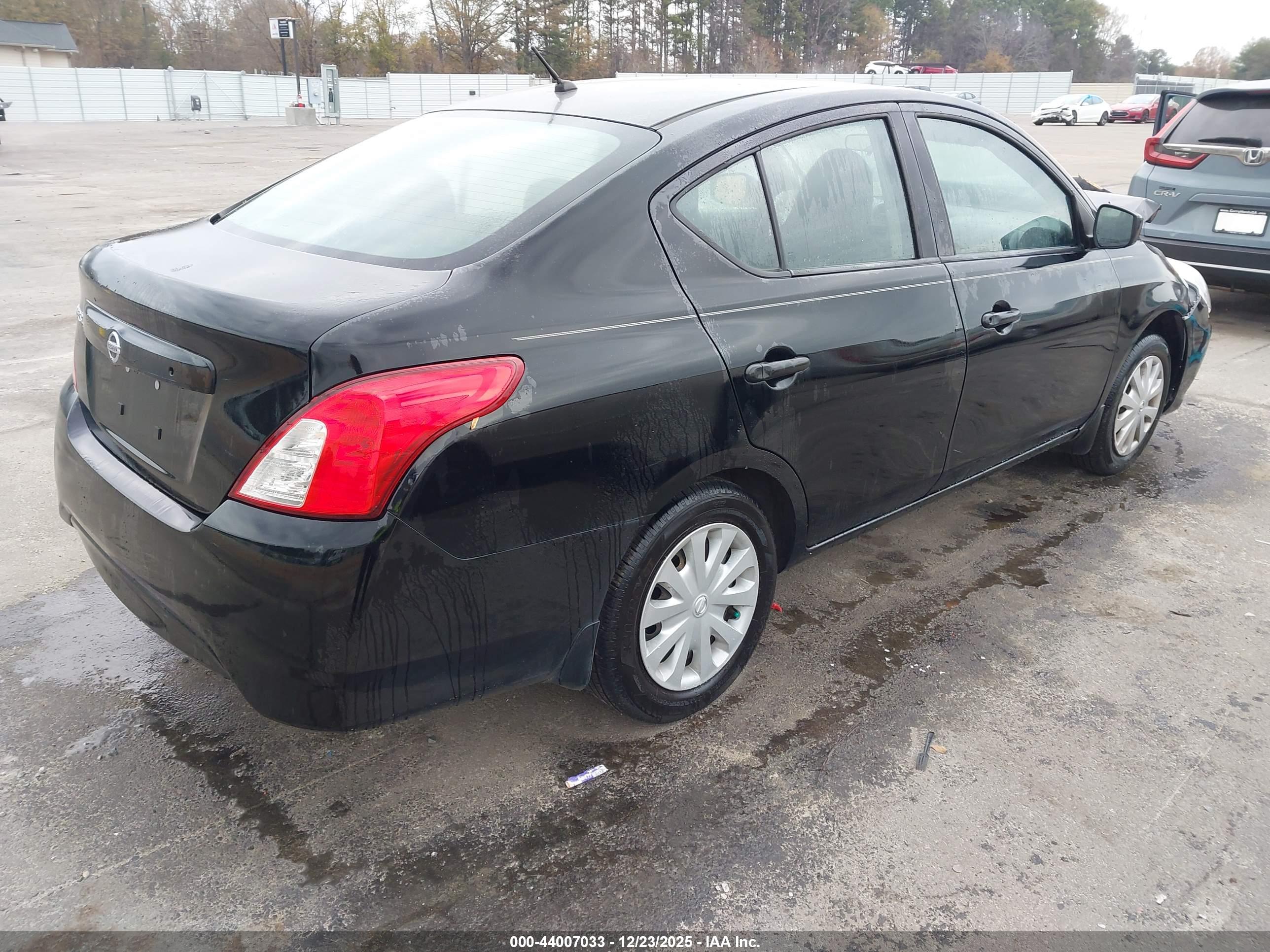 NISSAN VERSA image 4