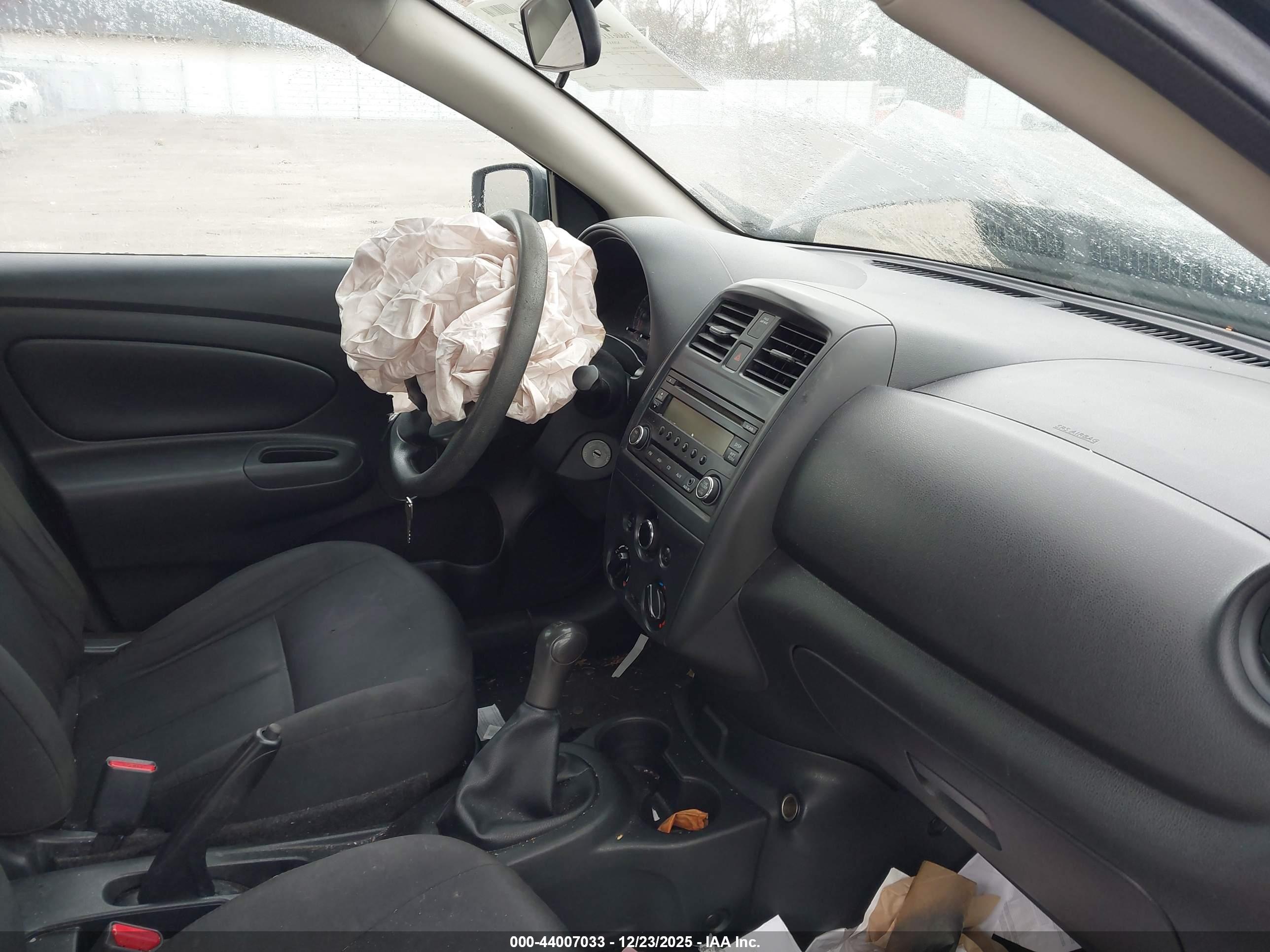 NISSAN VERSA image 5