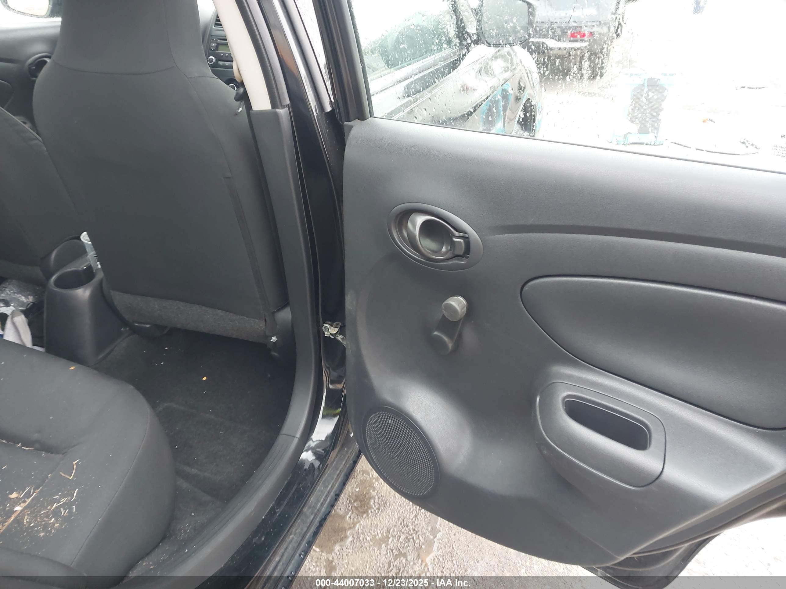 NISSAN VERSA image 8