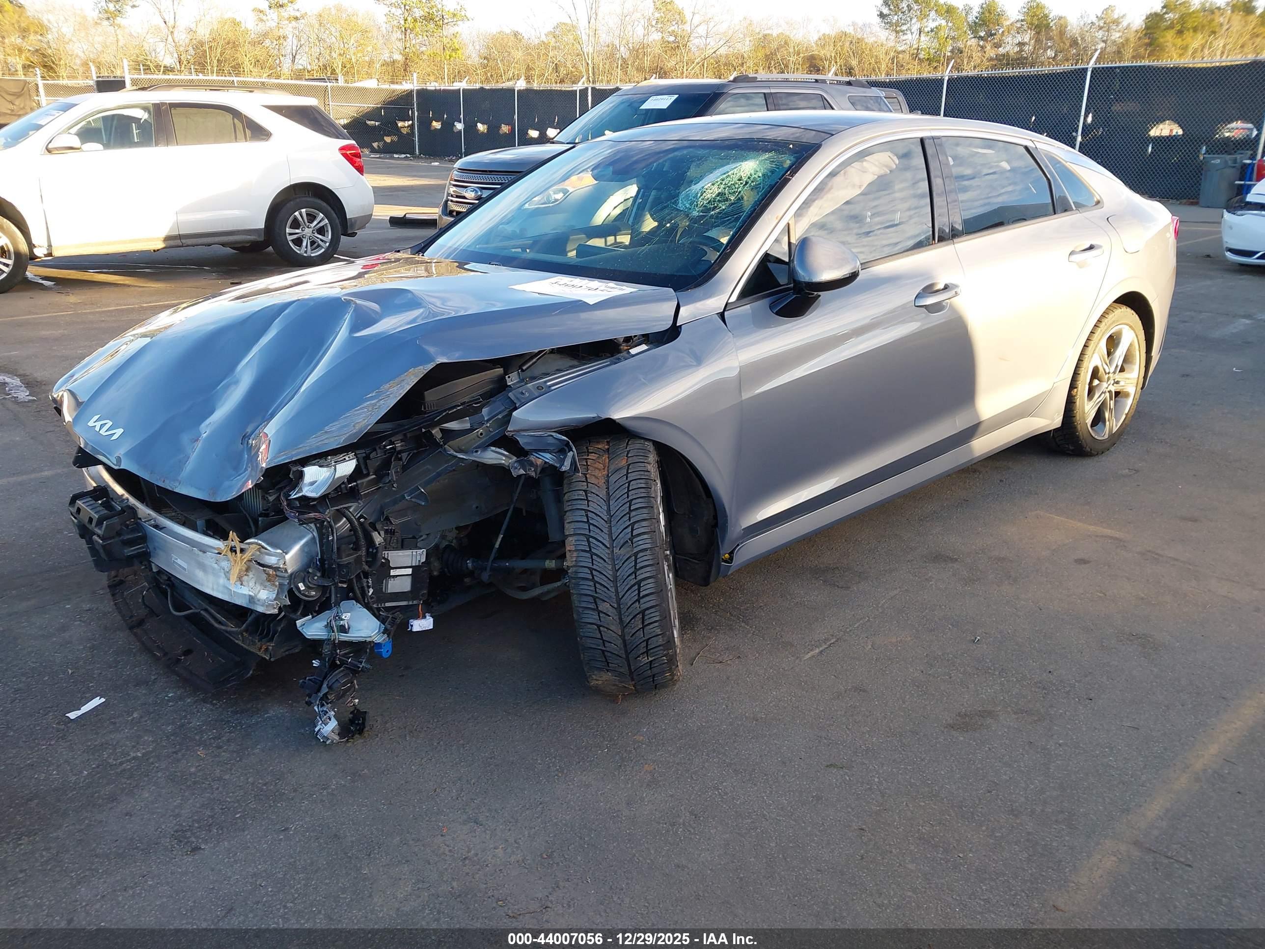 KIA K5 image 2