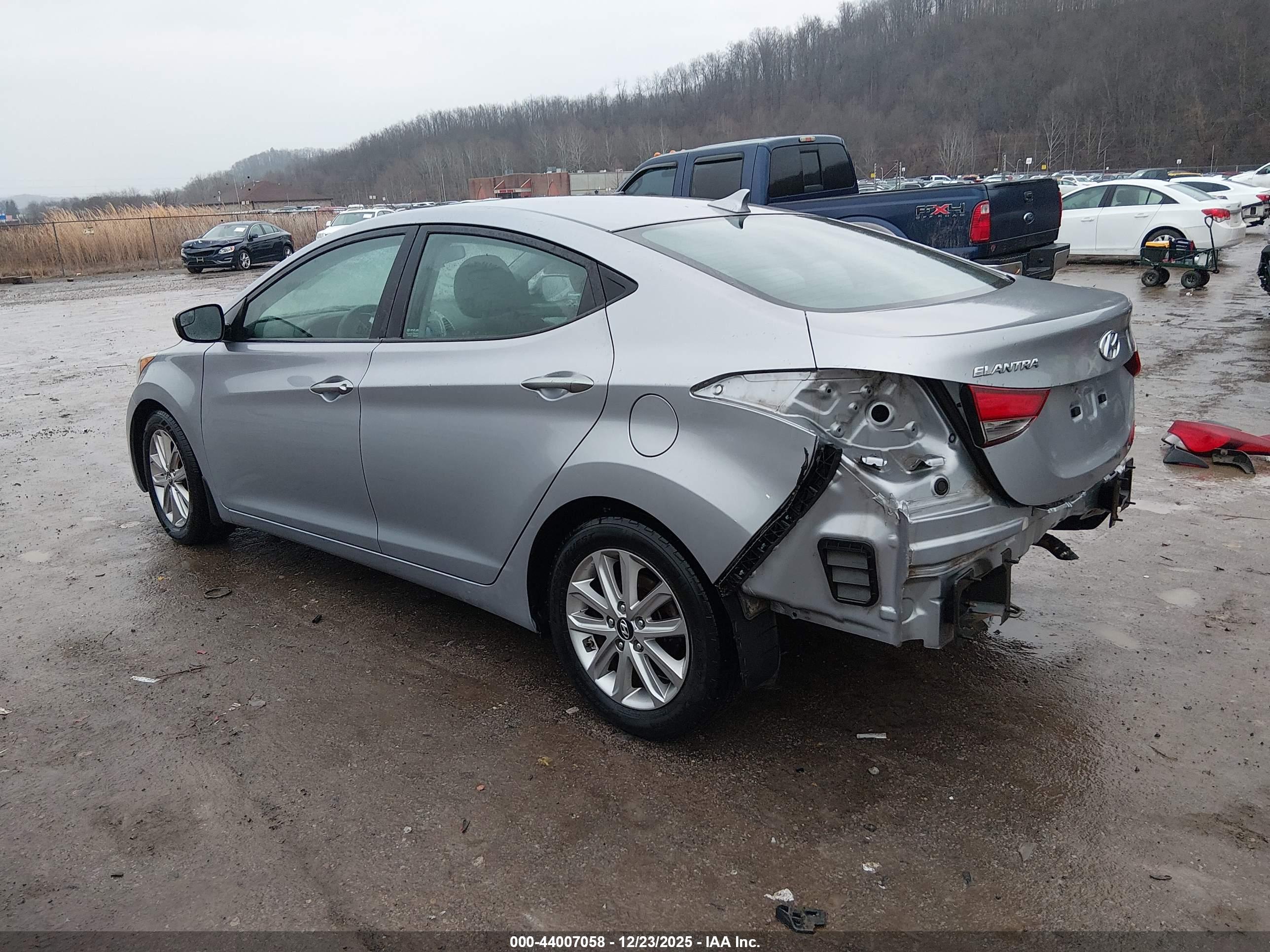 HYUNDAI ELANTRA image 3