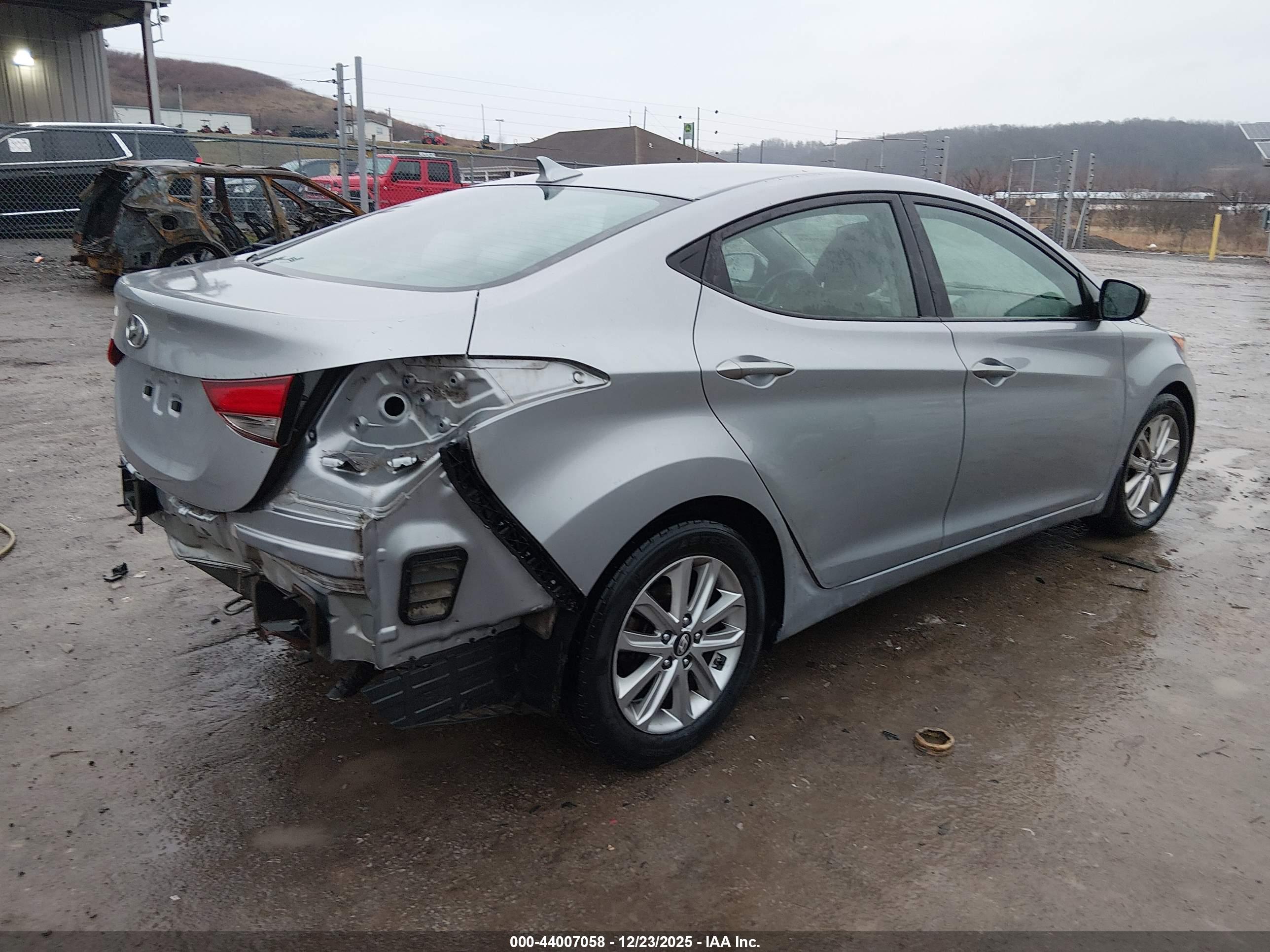 HYUNDAI ELANTRA image 4