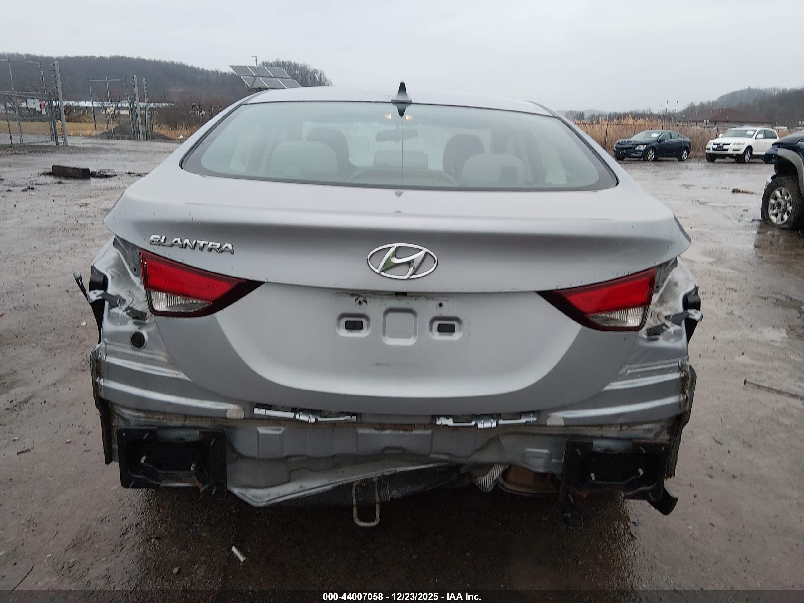 HYUNDAI ELANTRA image 6