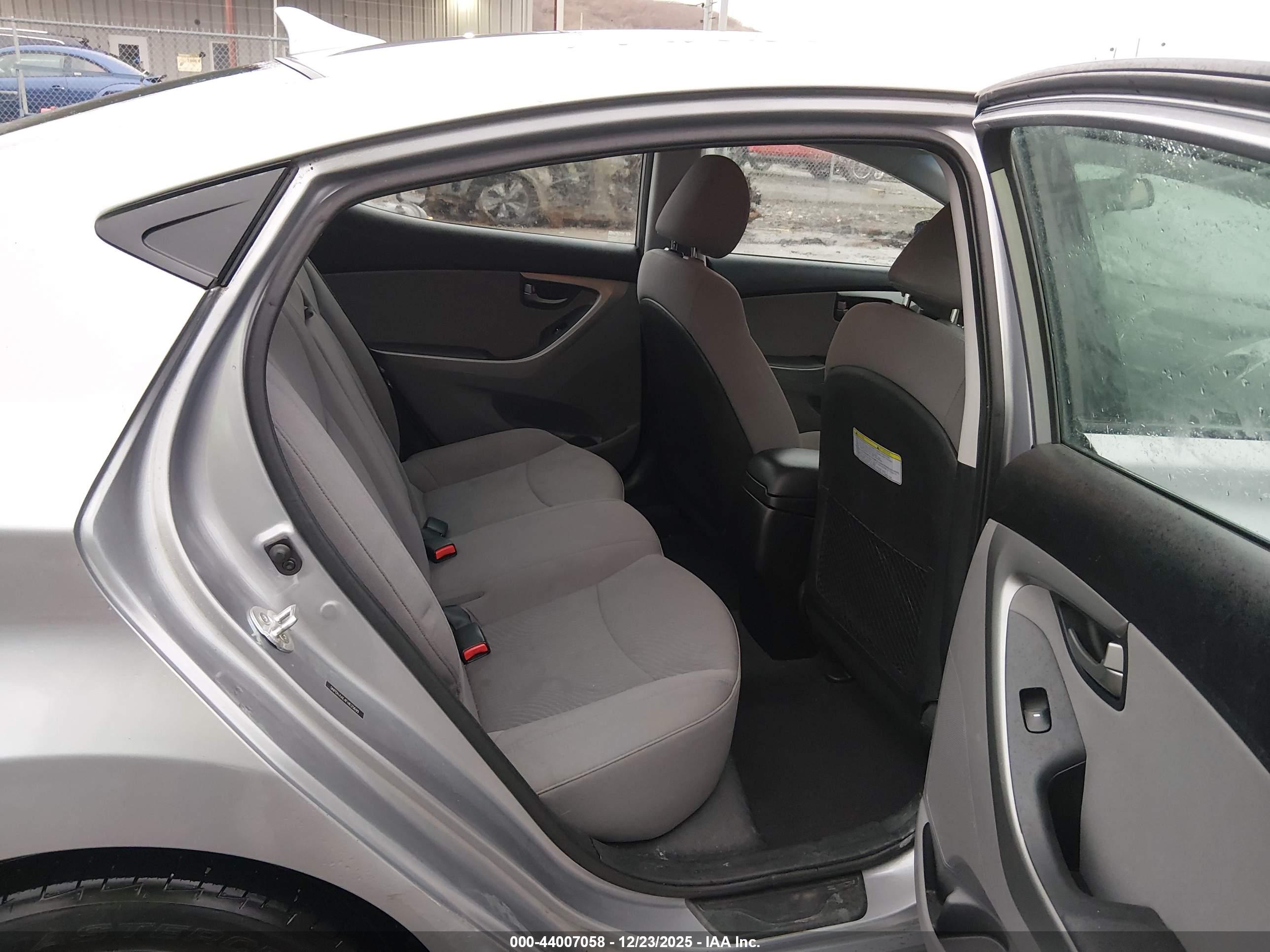 HYUNDAI ELANTRA image 8