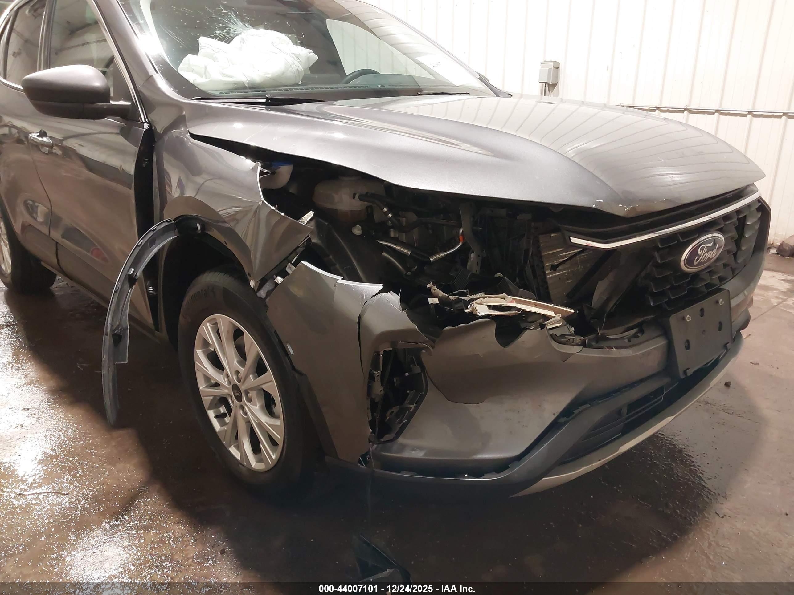 FORD ESCAPE image 6