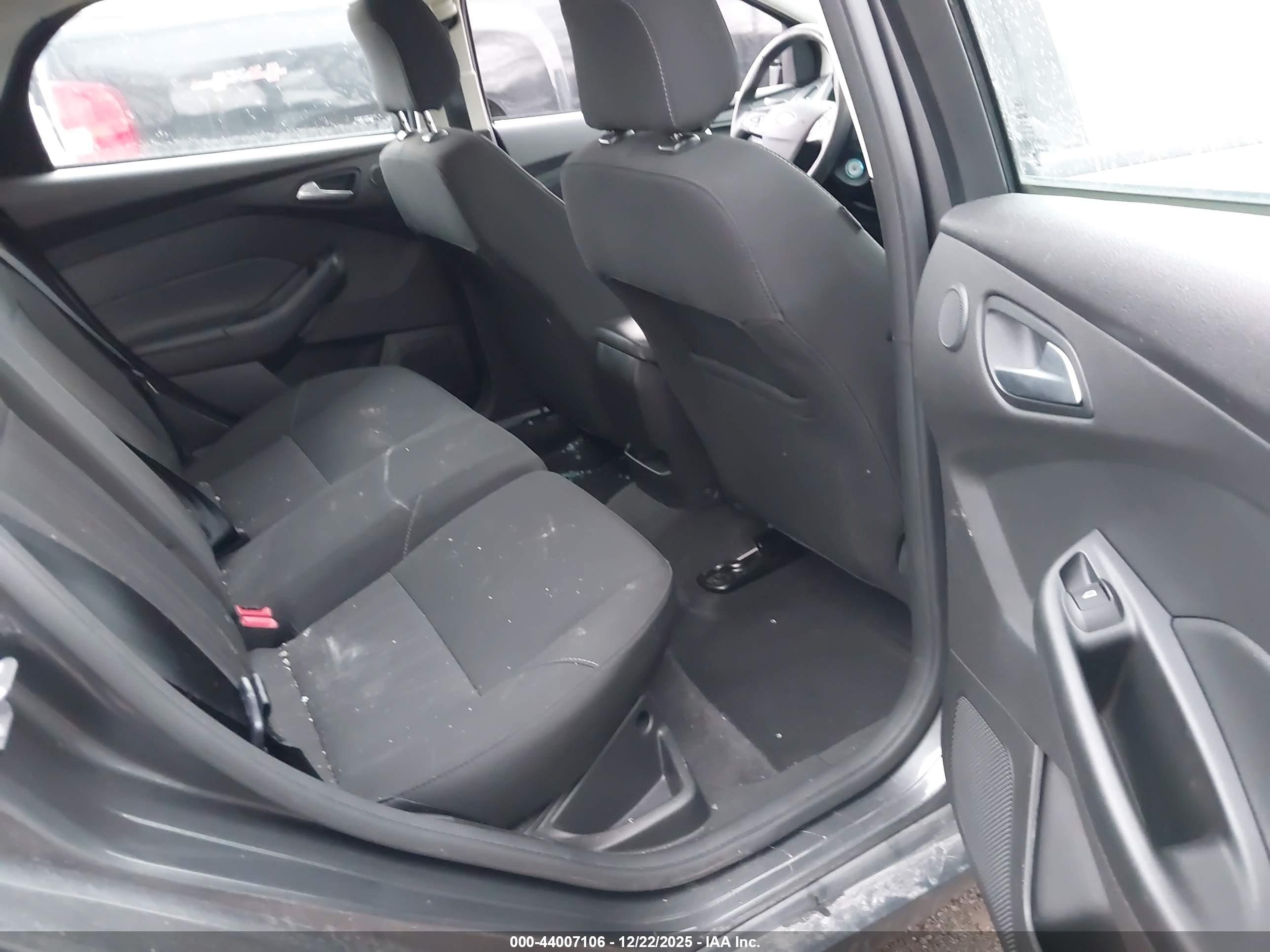 FORD FOCUS image 8
