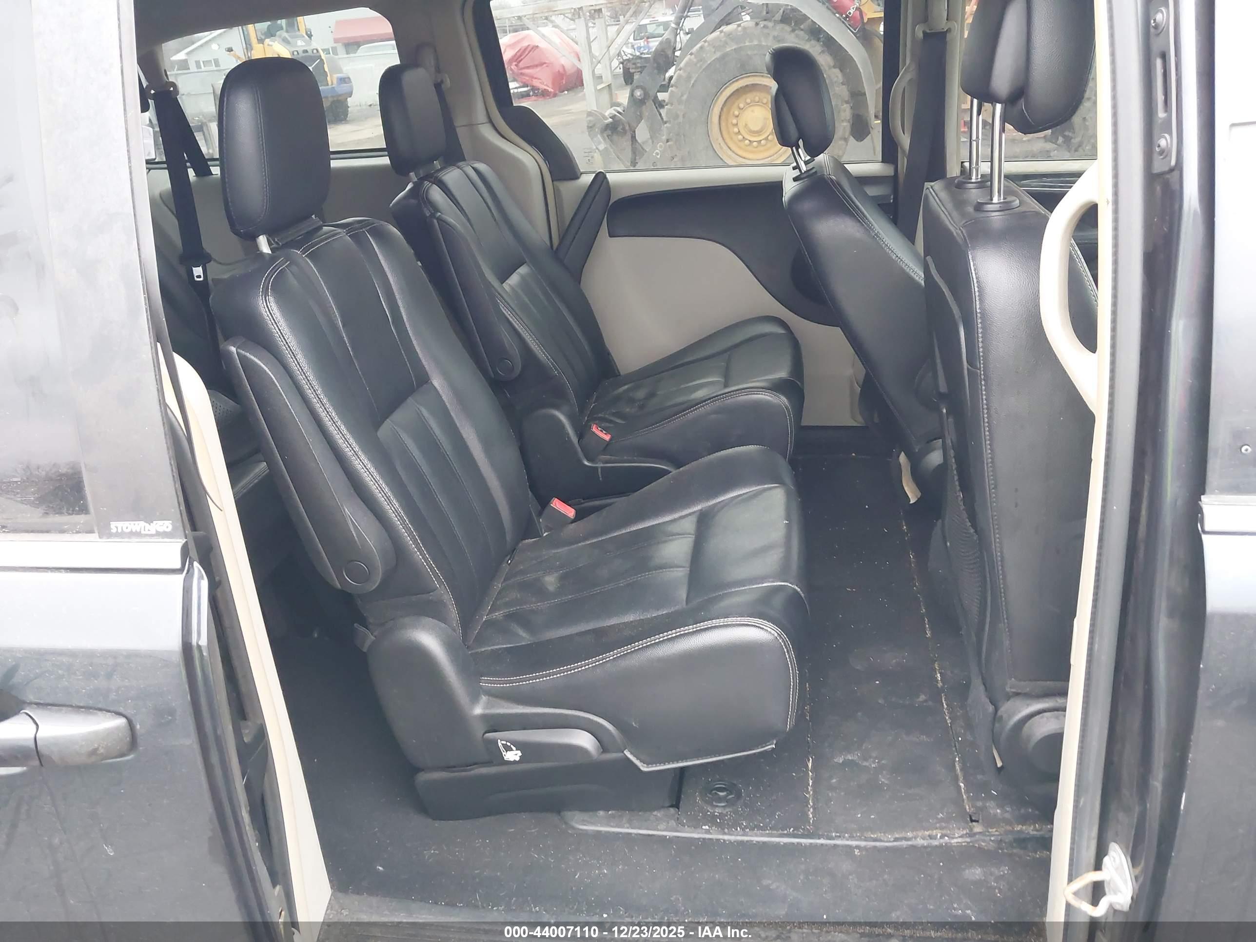 CHRYSLER TOWN image 8