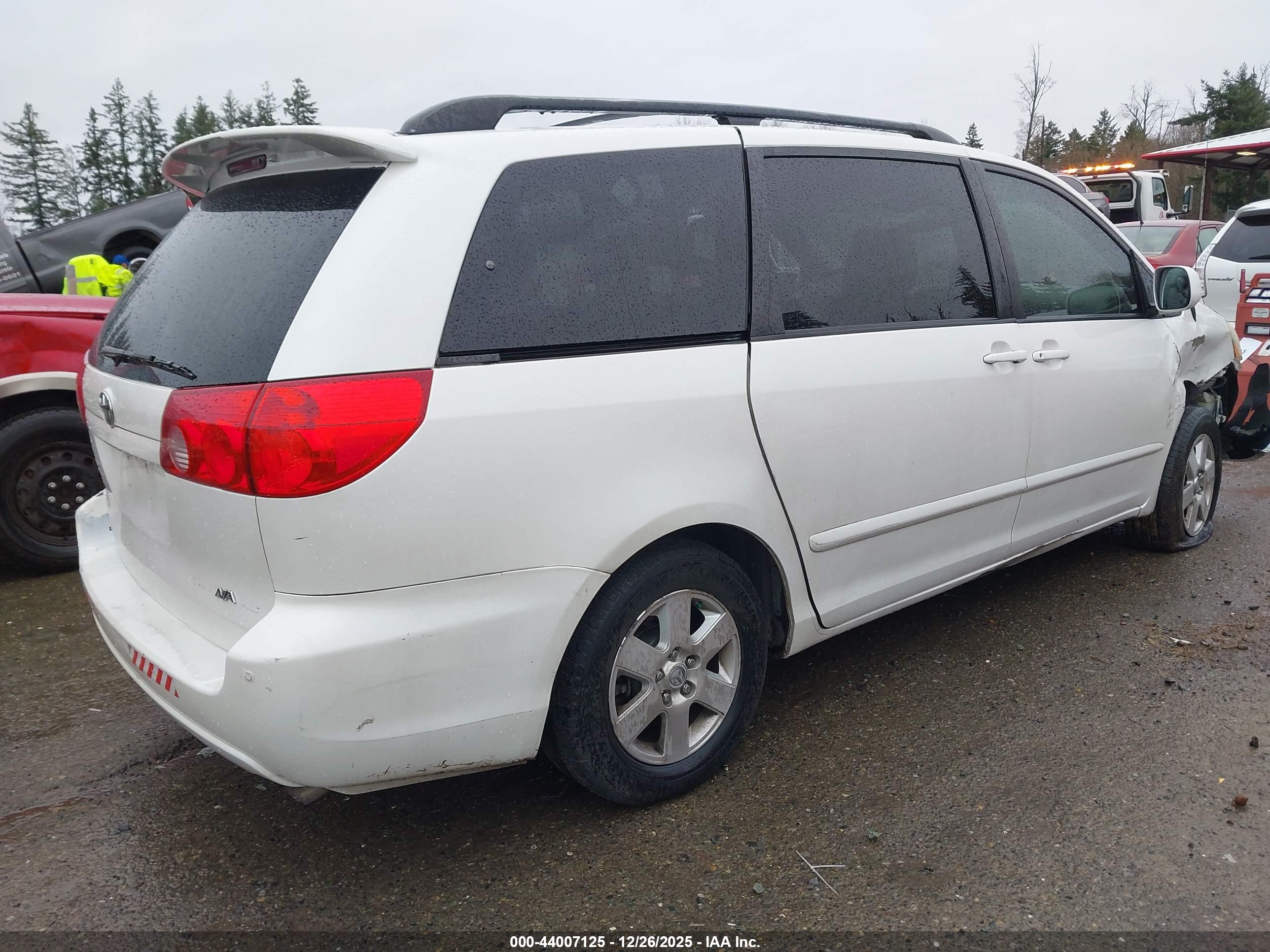 TOYOTA SIENNA image 4
