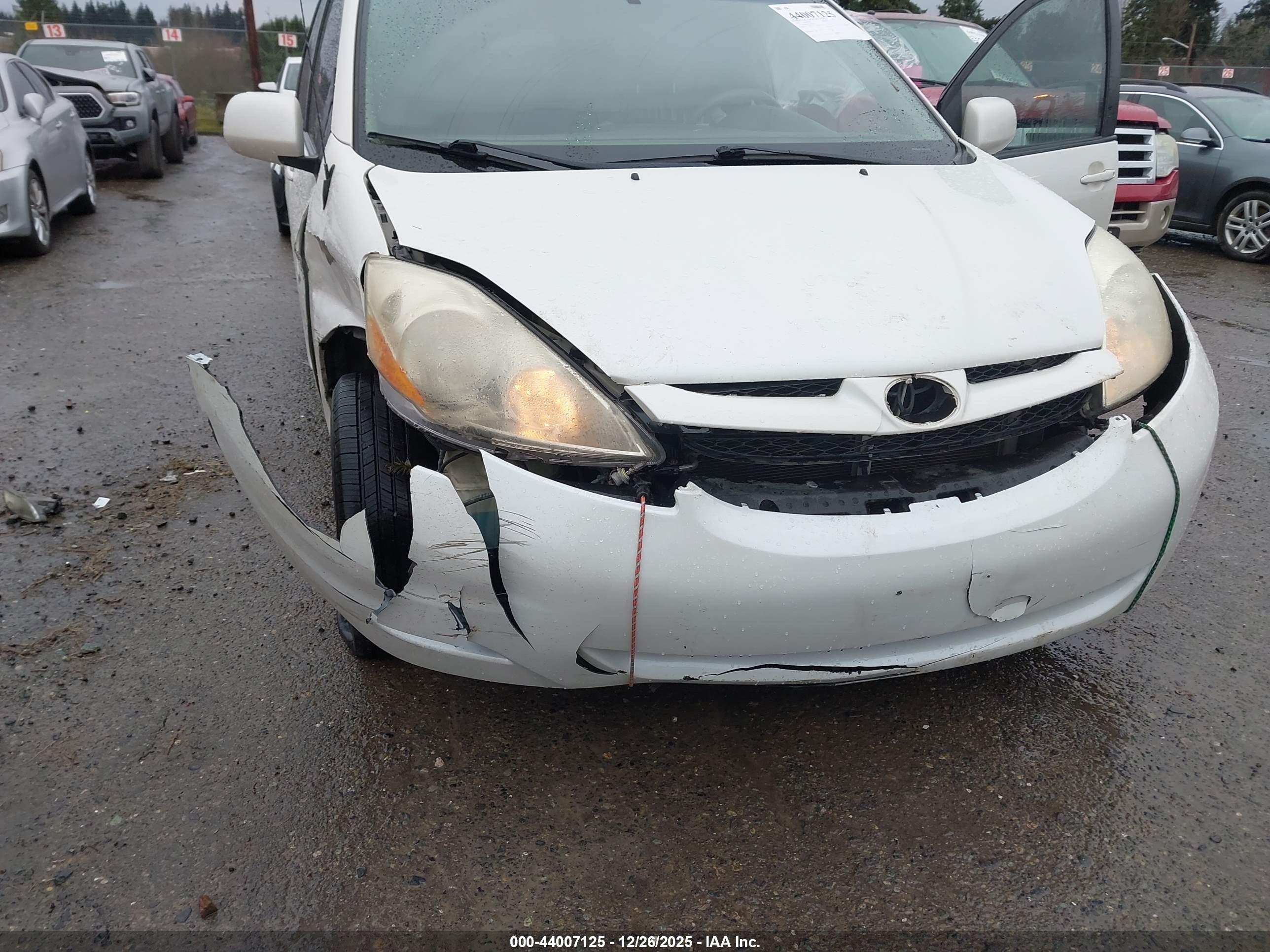 TOYOTA SIENNA image 6