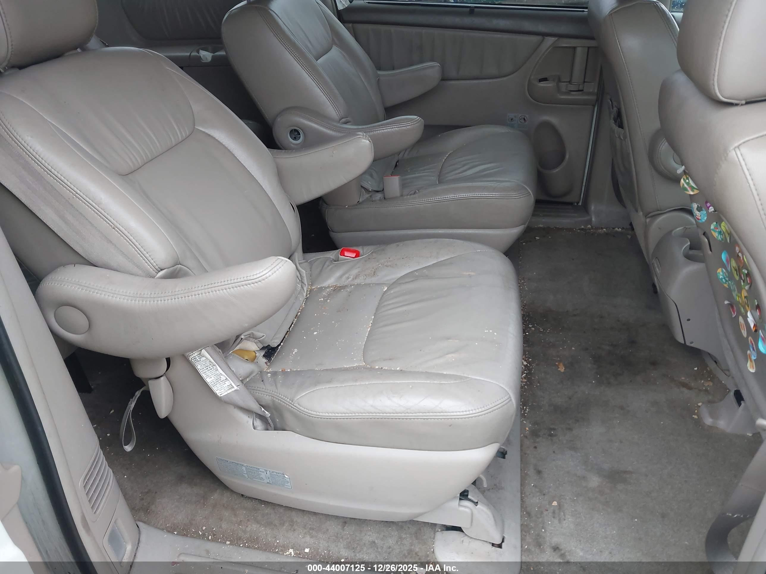 TOYOTA SIENNA image 8