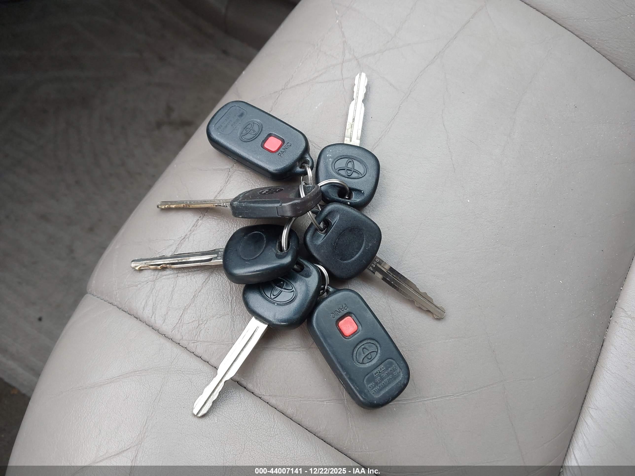TOYOTA SIENNA image 11