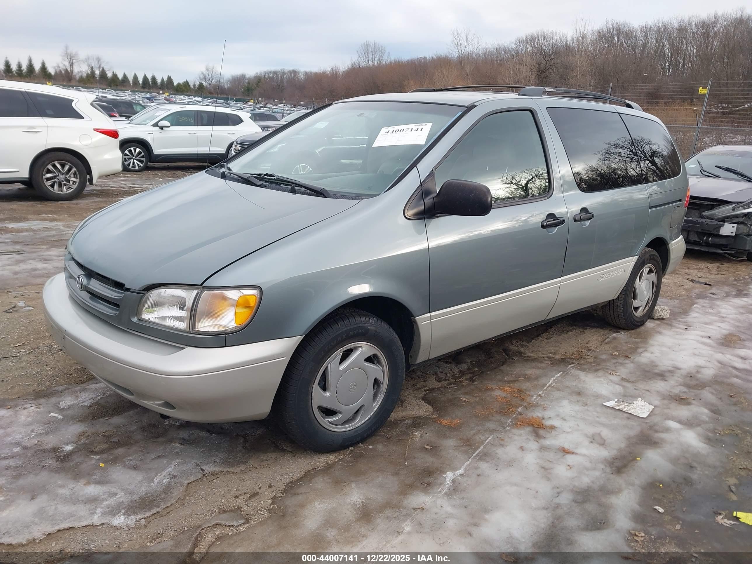 TOYOTA SIENNA image 2