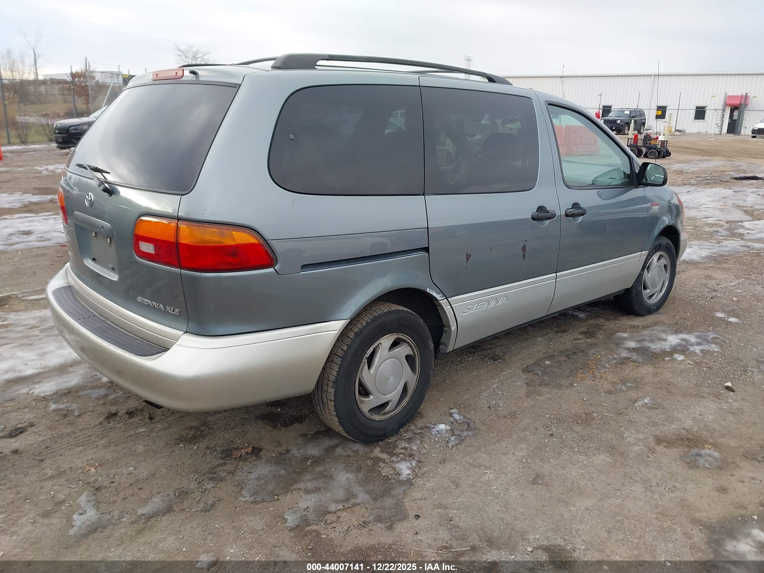TOYOTA SIENNA image 4