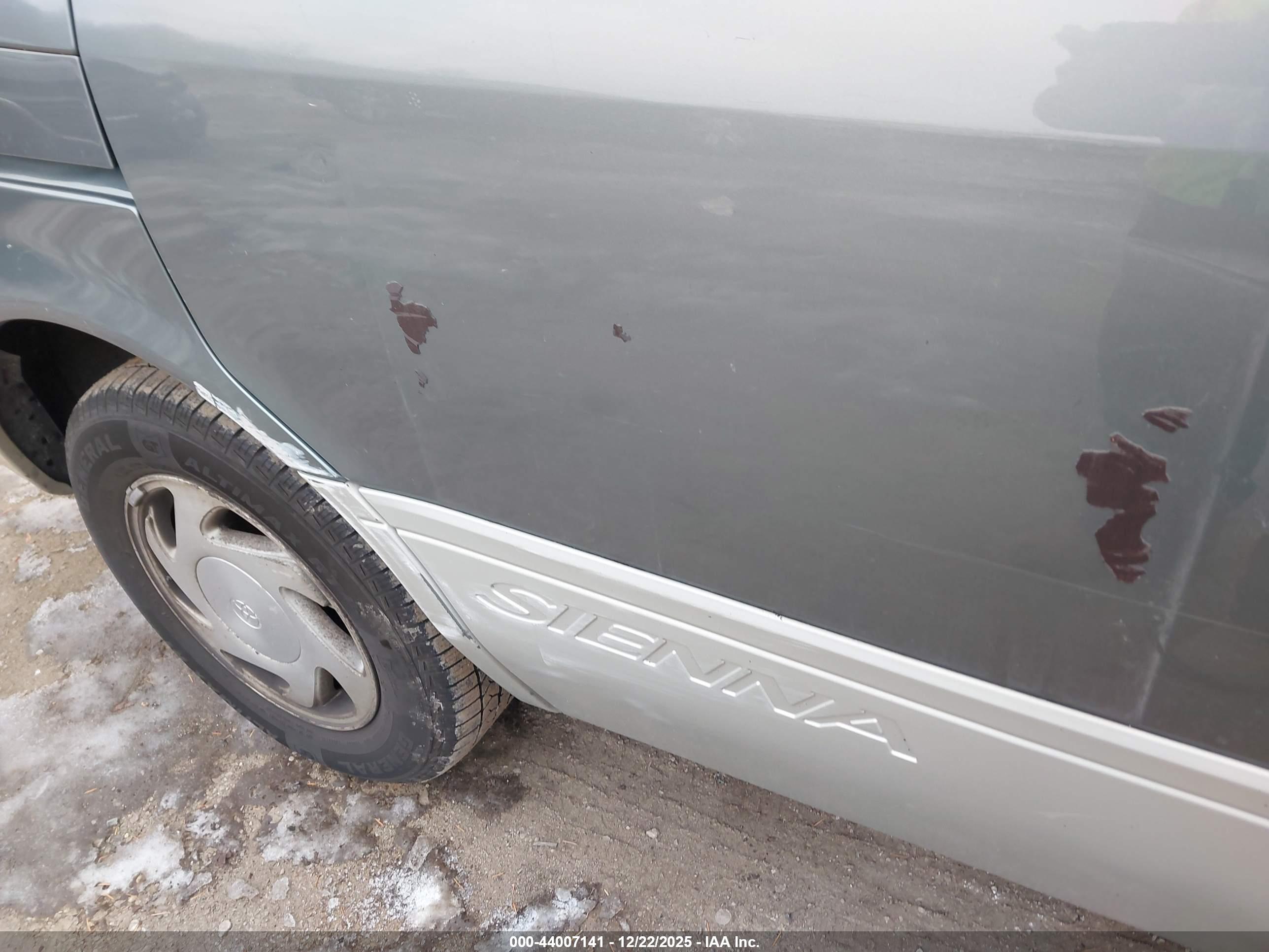 TOYOTA SIENNA image 6