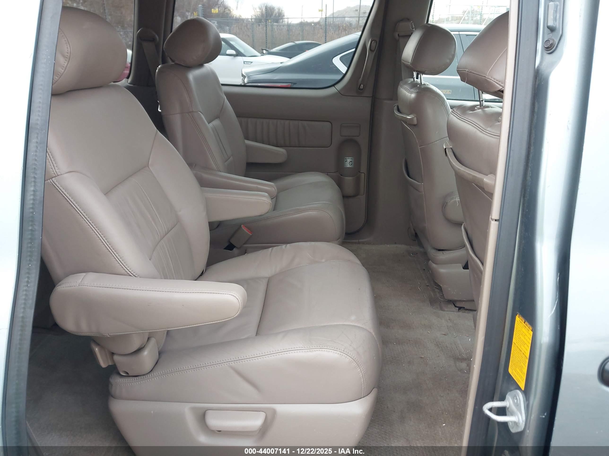 TOYOTA SIENNA image 8