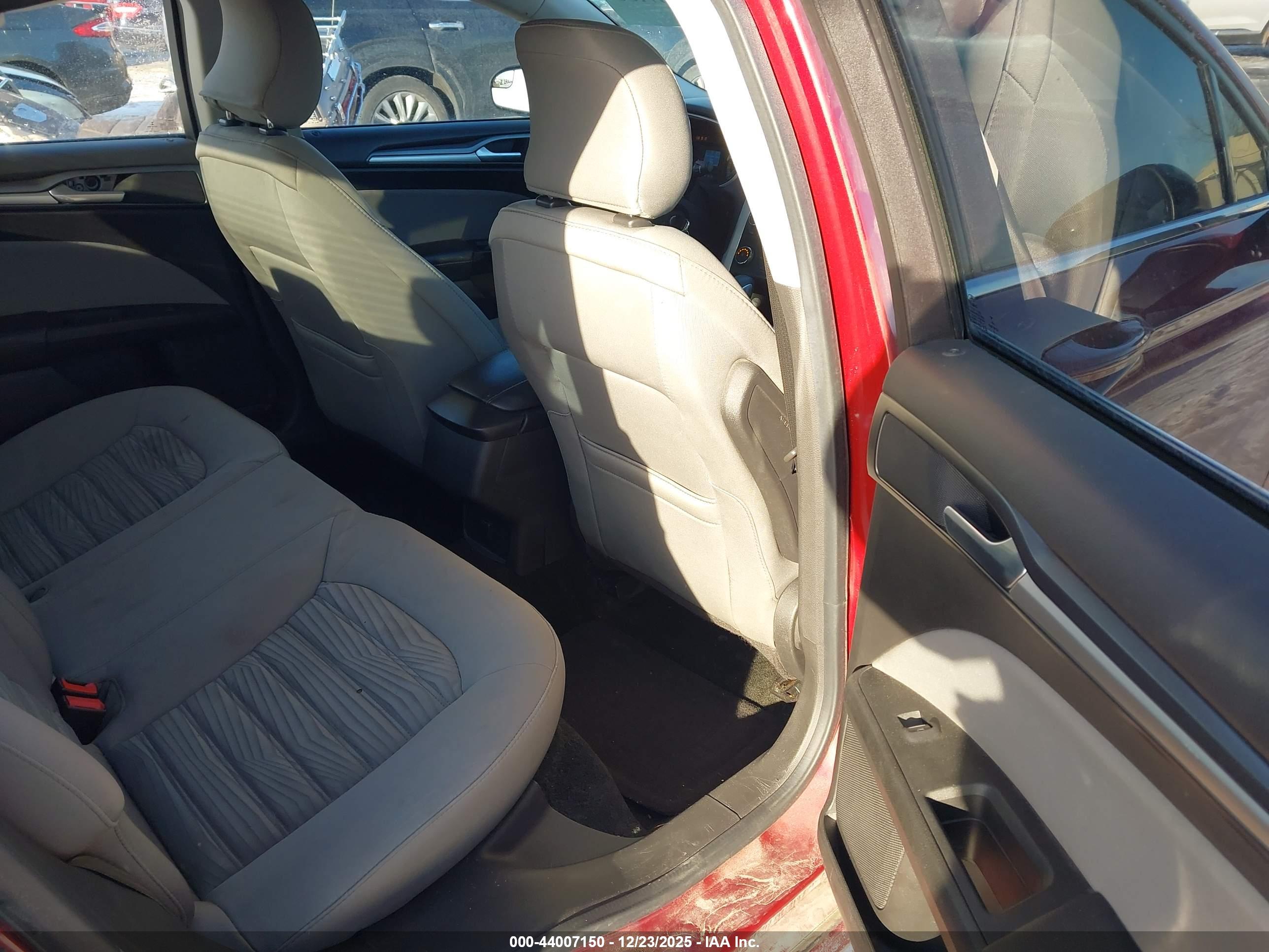 FORD FUSION image 8