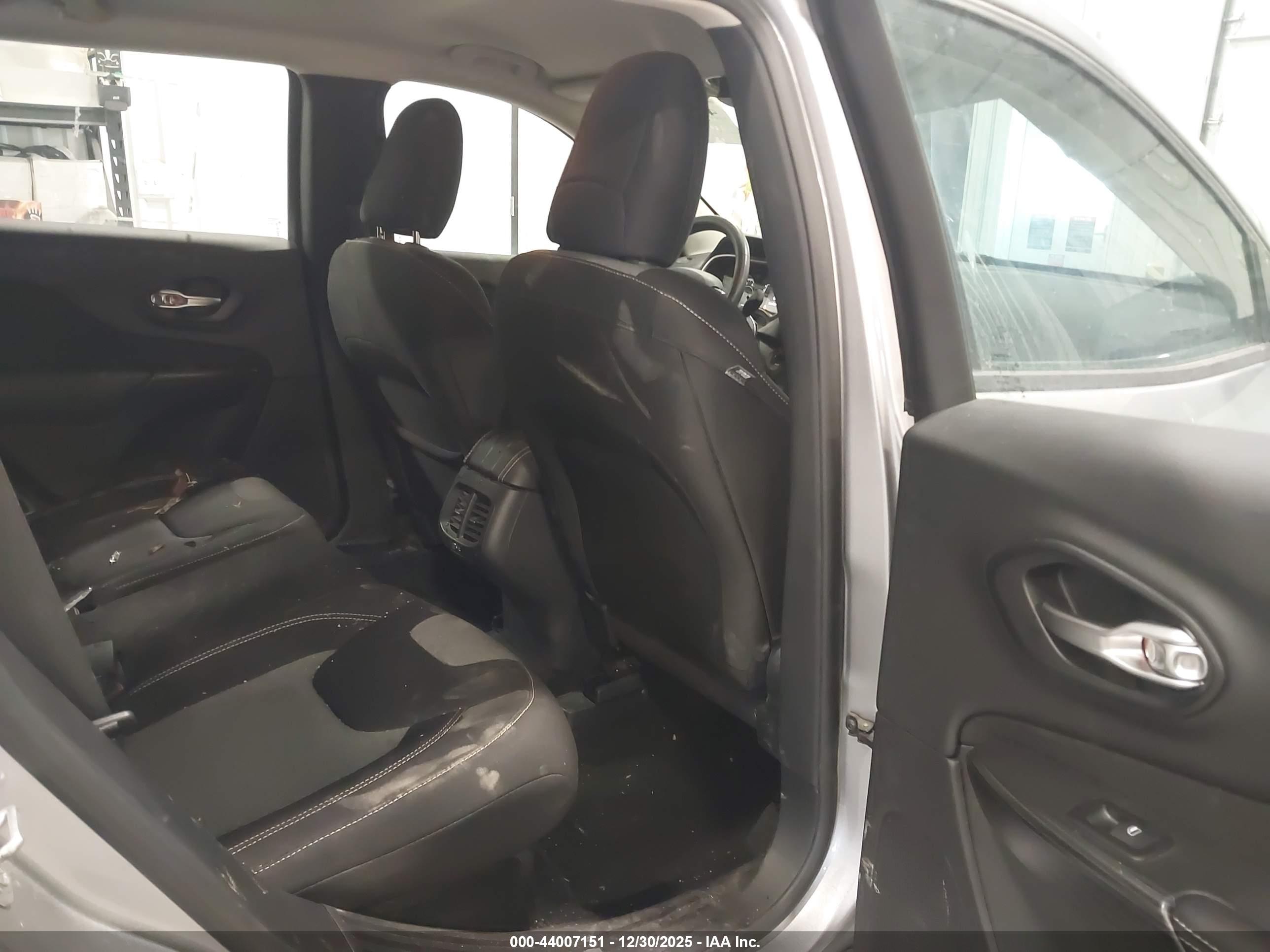 JEEP CHEROKEE image 8