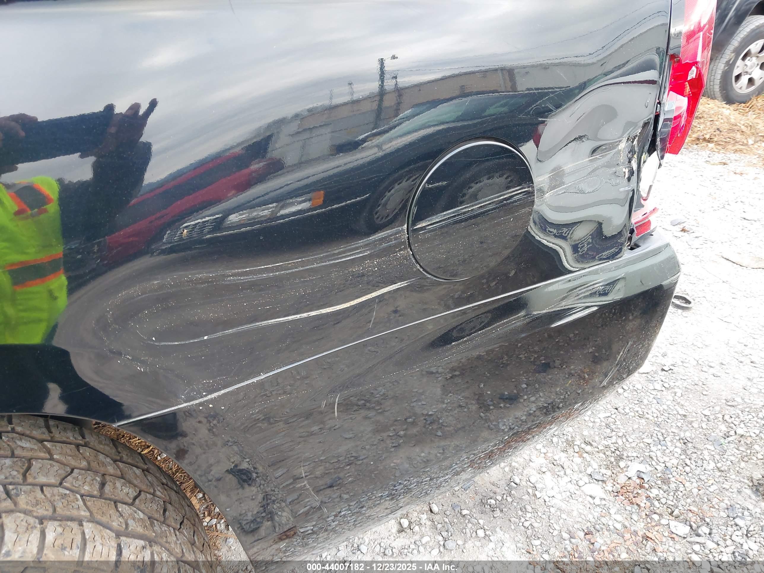 CHEVROLET SUBURBAN image 6