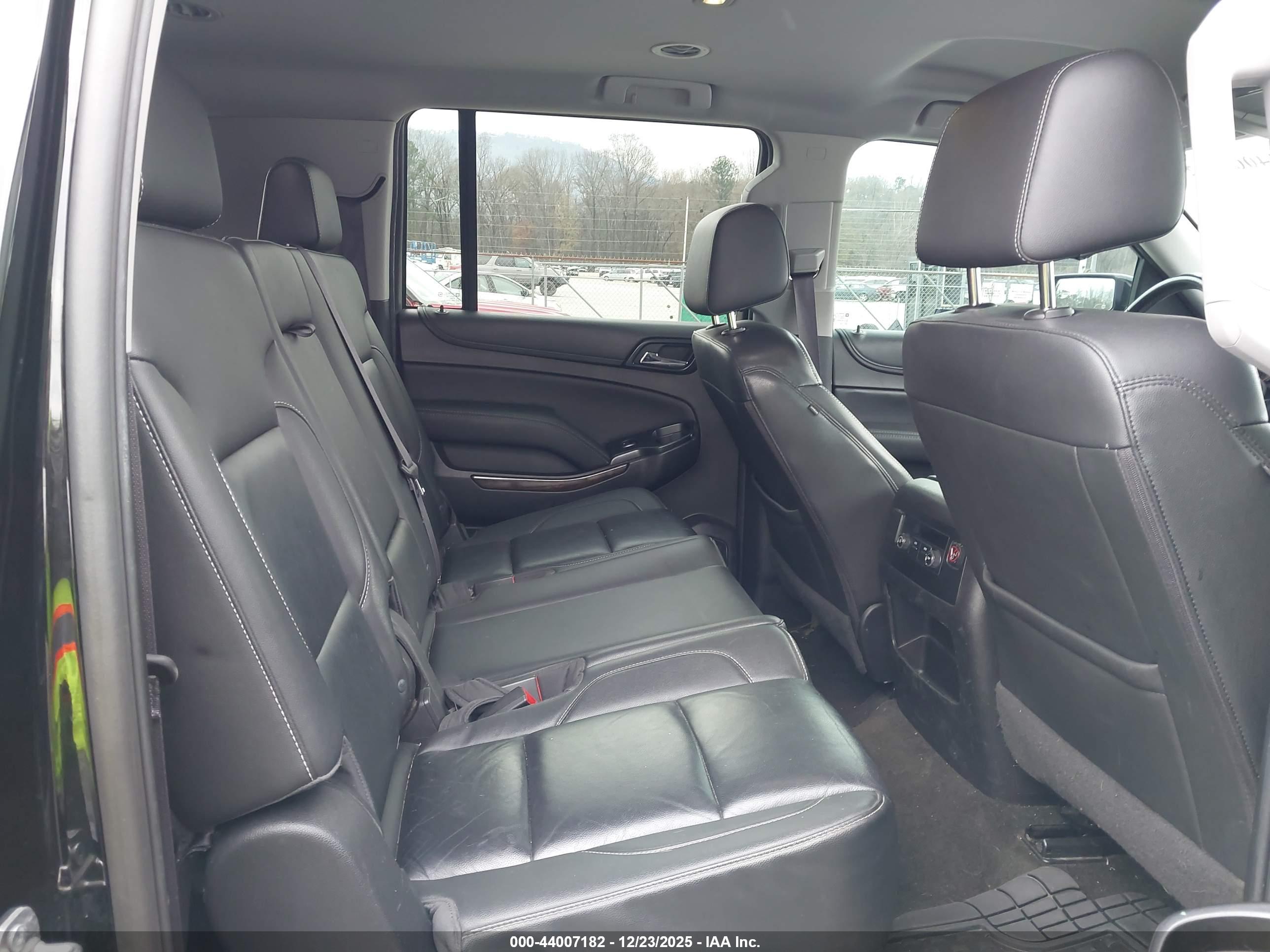 CHEVROLET SUBURBAN image 8