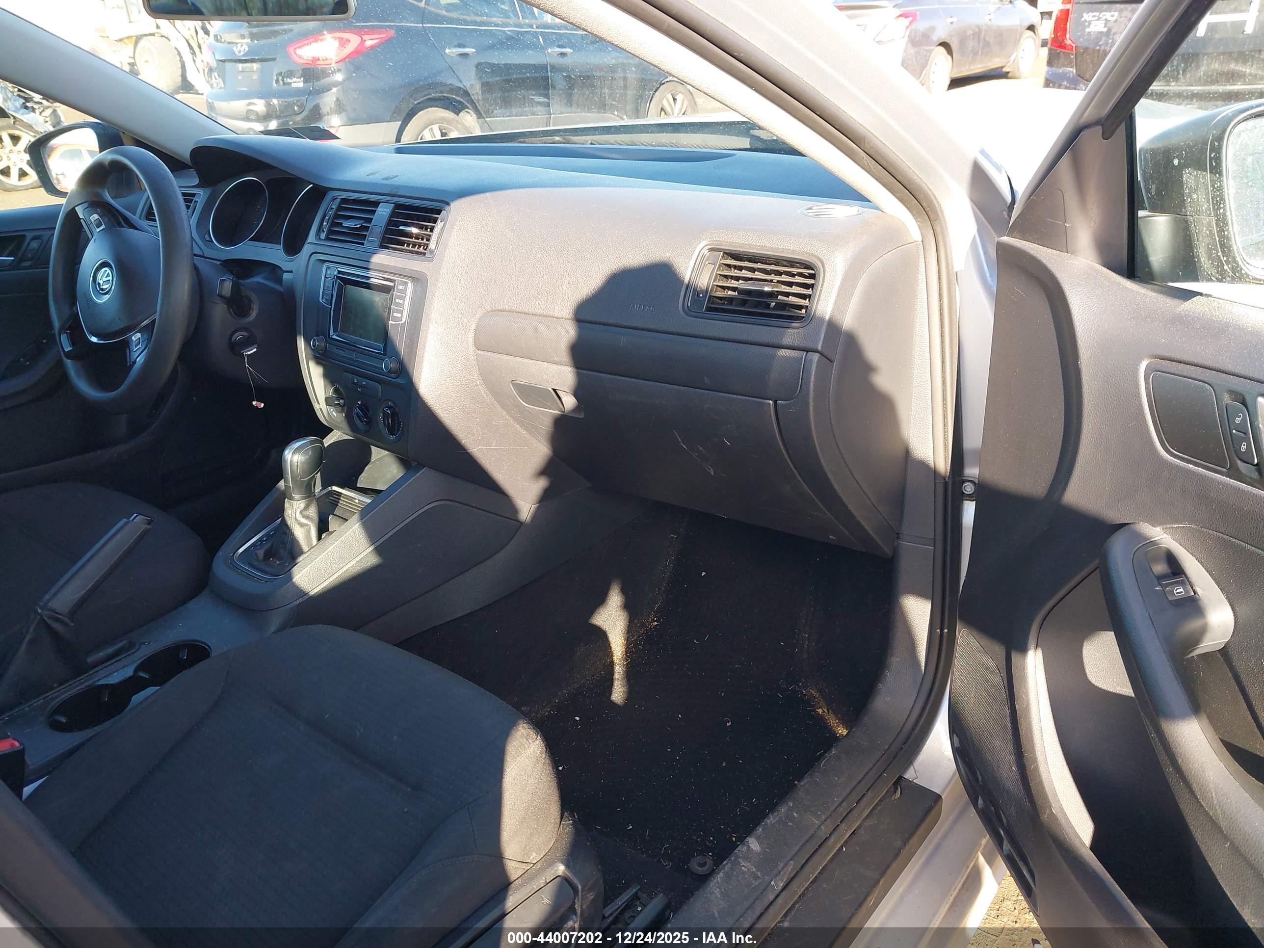 VOLKSWAGEN JETTA image 5