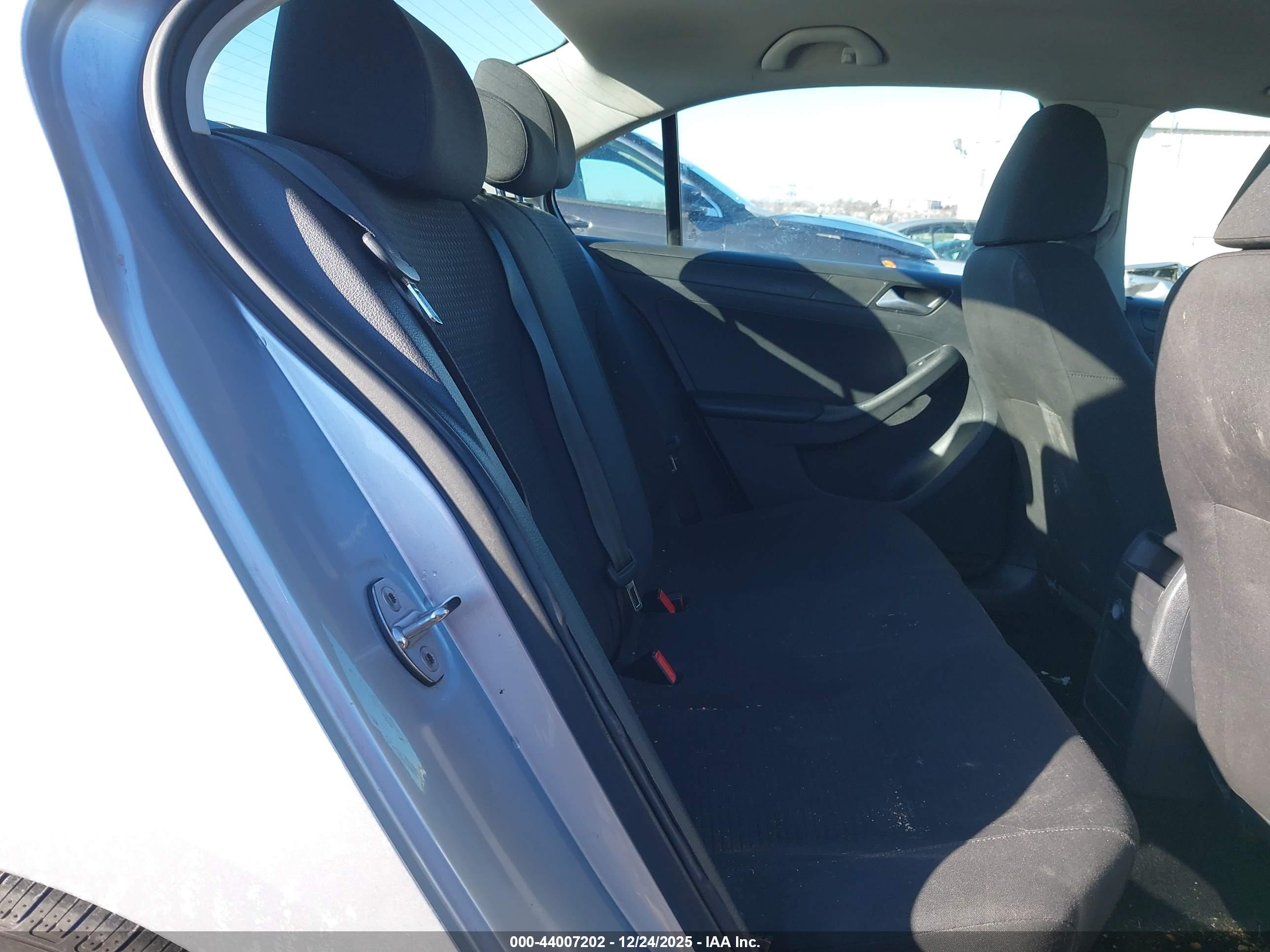 VOLKSWAGEN JETTA image 8