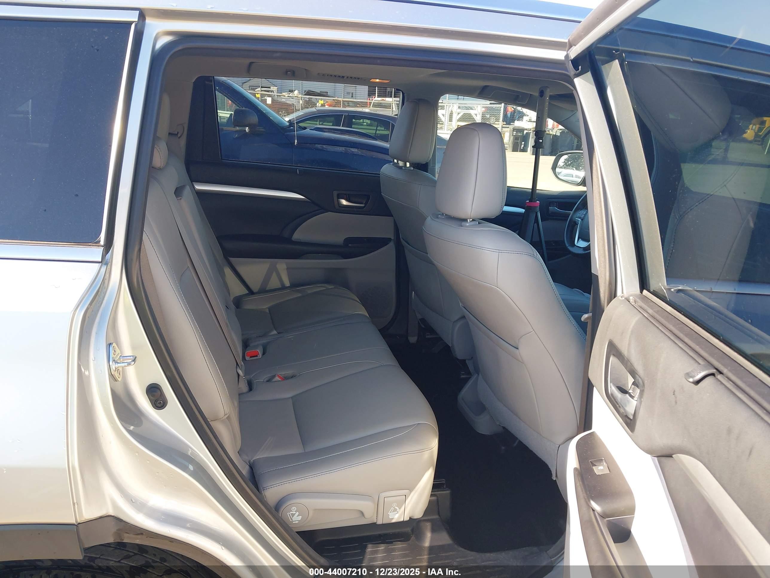 TOYOTA HIGHLANDER image 8