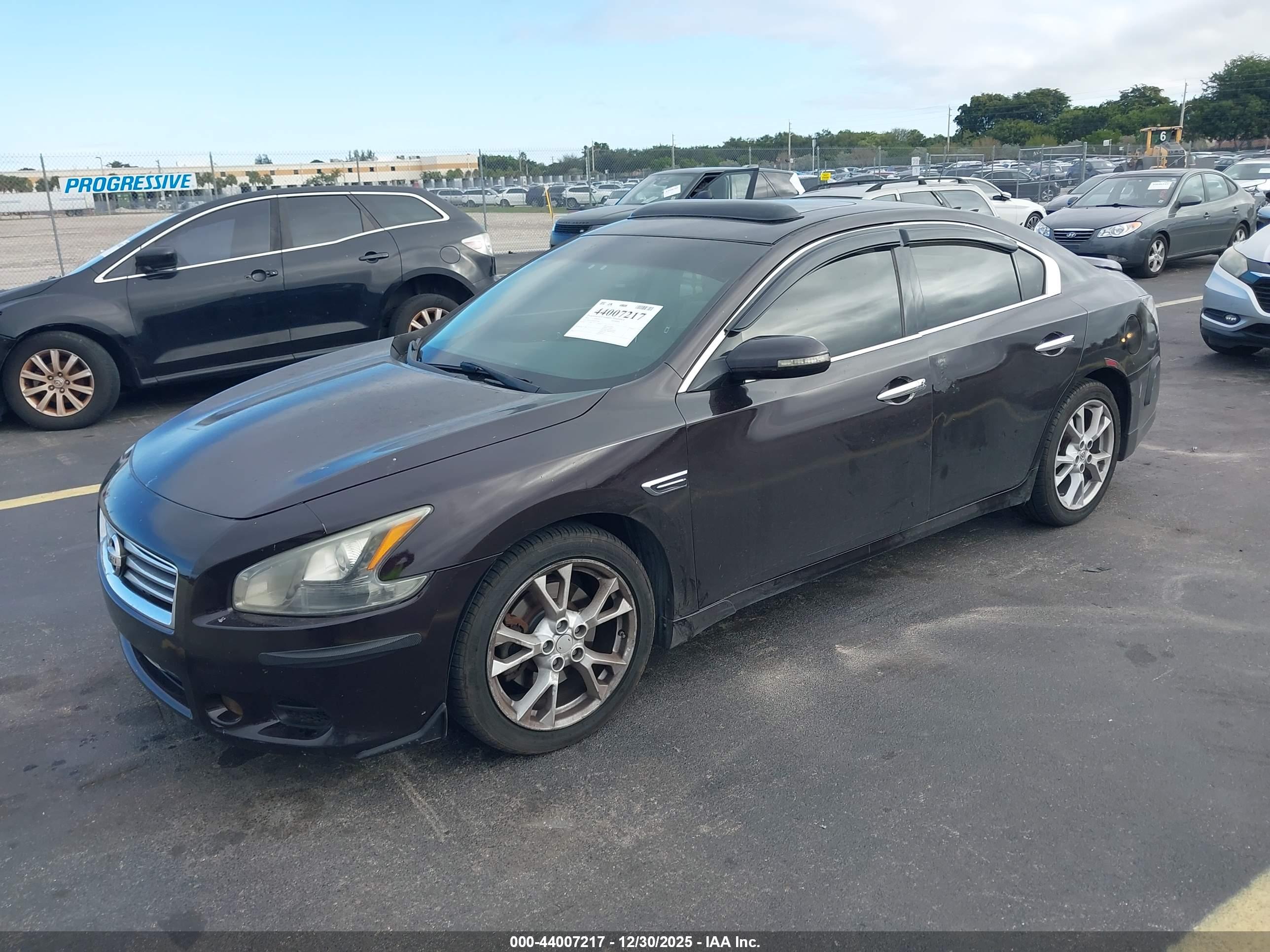 NISSAN MAXIMA image 2