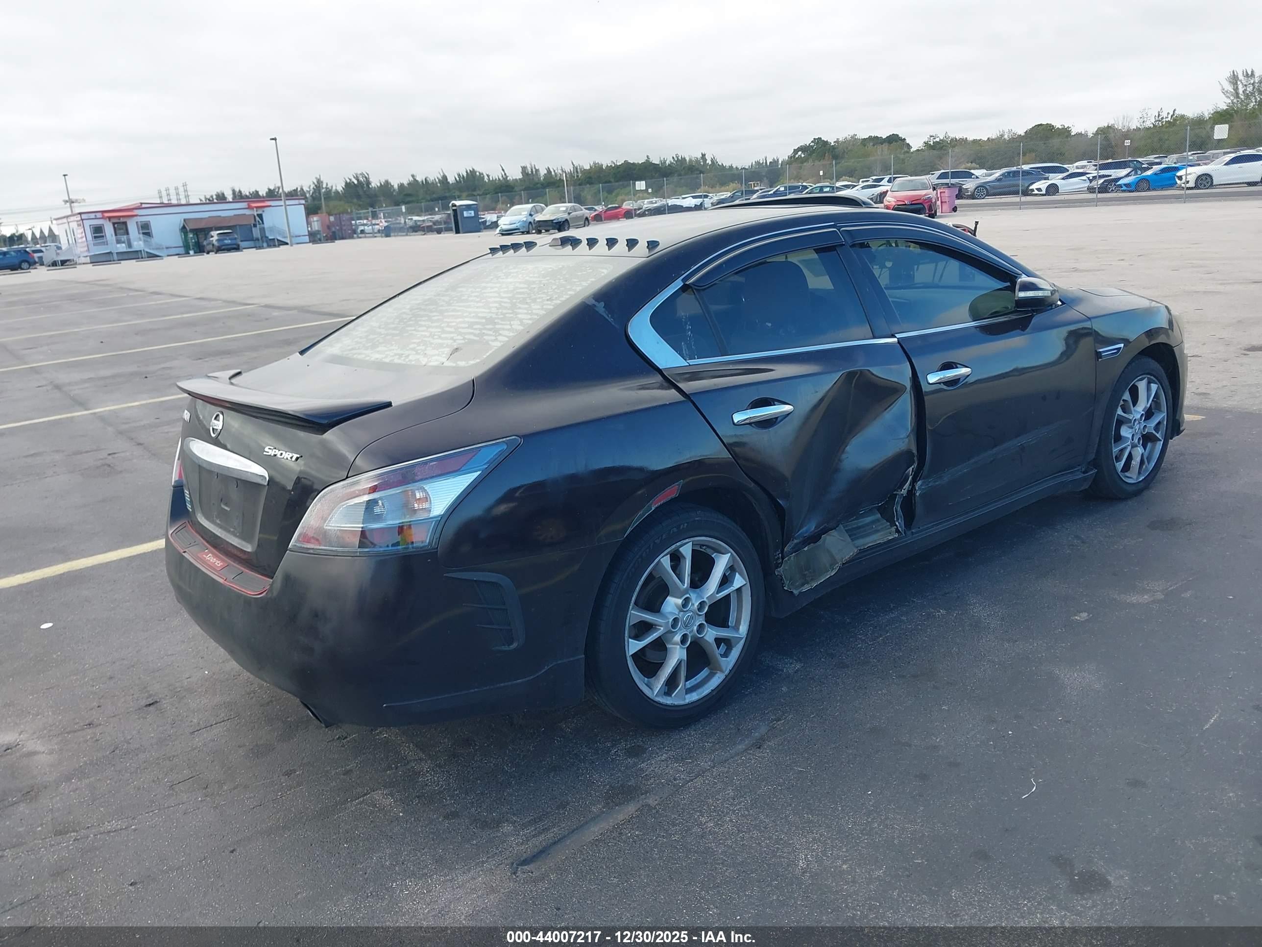 NISSAN MAXIMA image 4