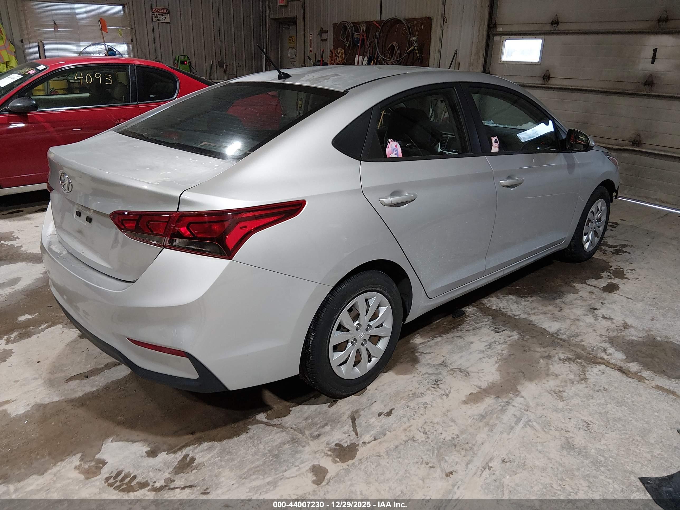 HYUNDAI ACCENT image 4