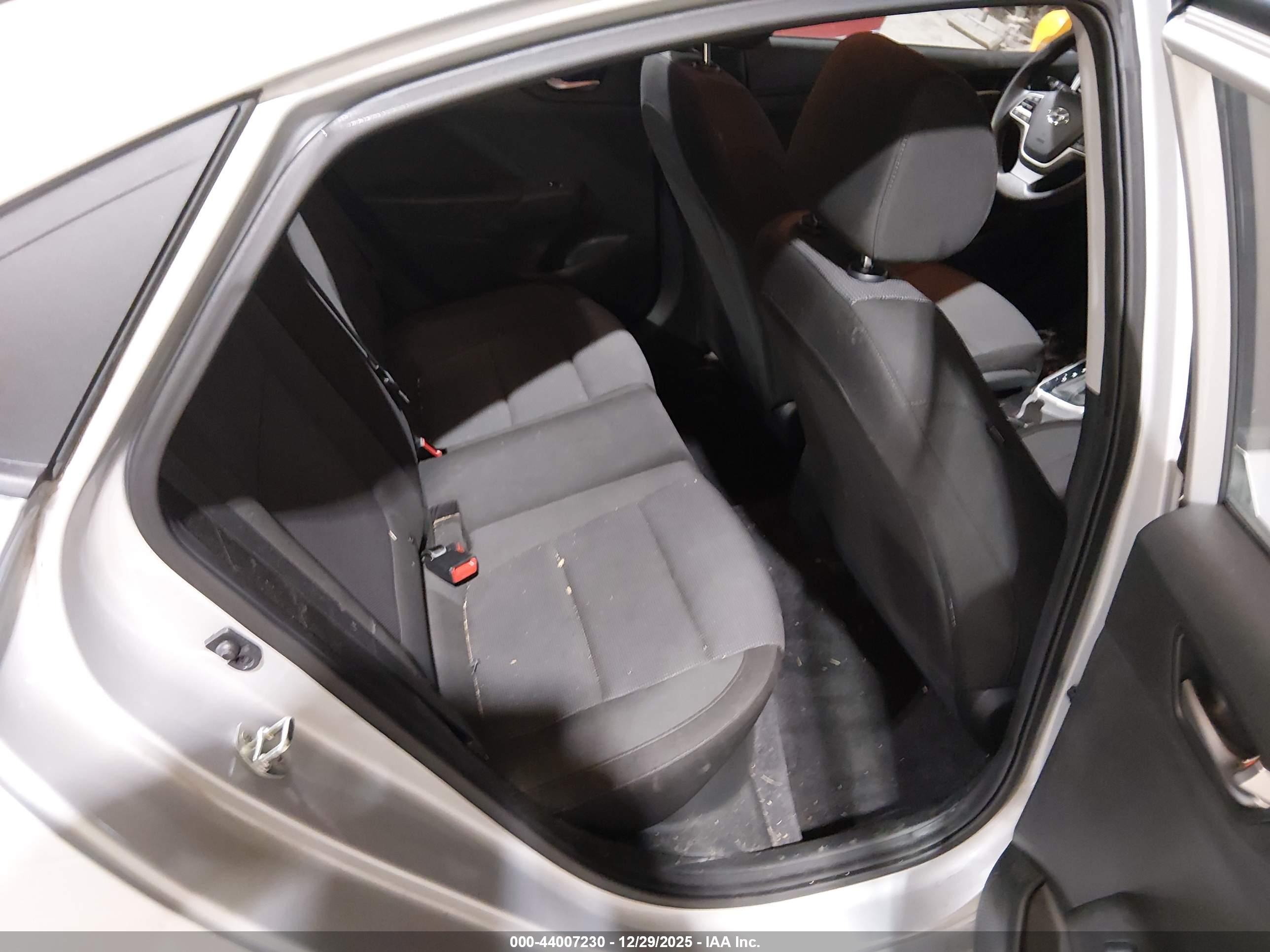 HYUNDAI ACCENT image 8