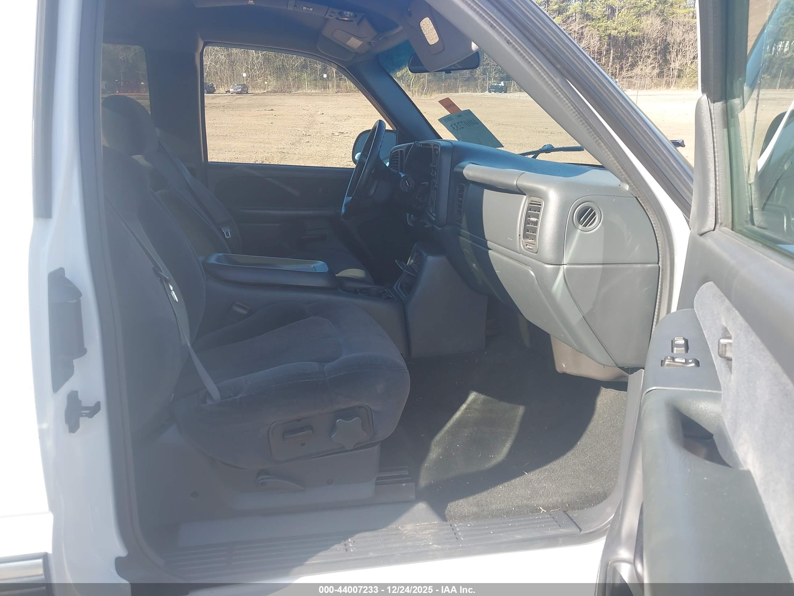 CHEVROLET SILVERADO image 5