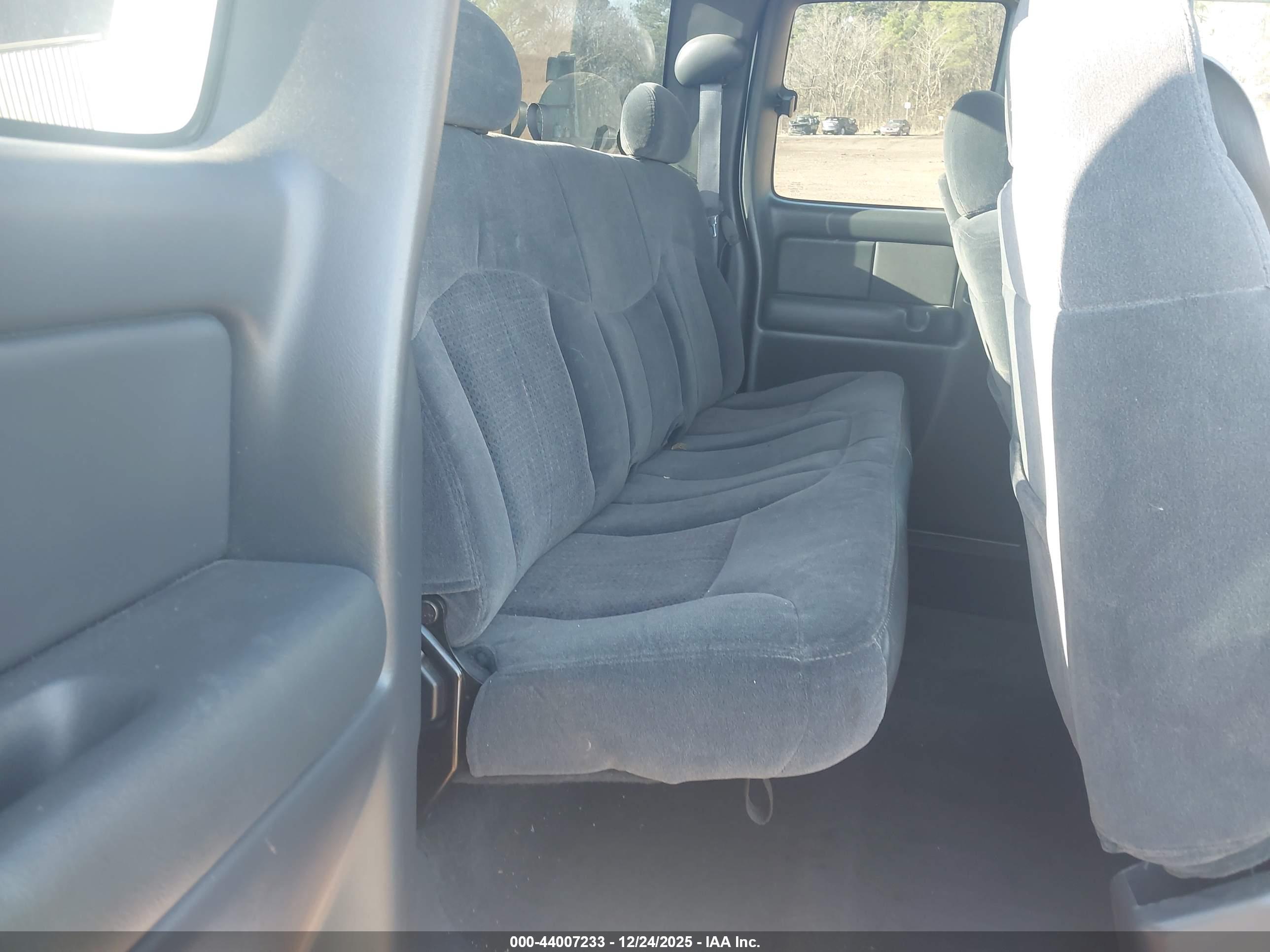 CHEVROLET SILVERADO image 8
