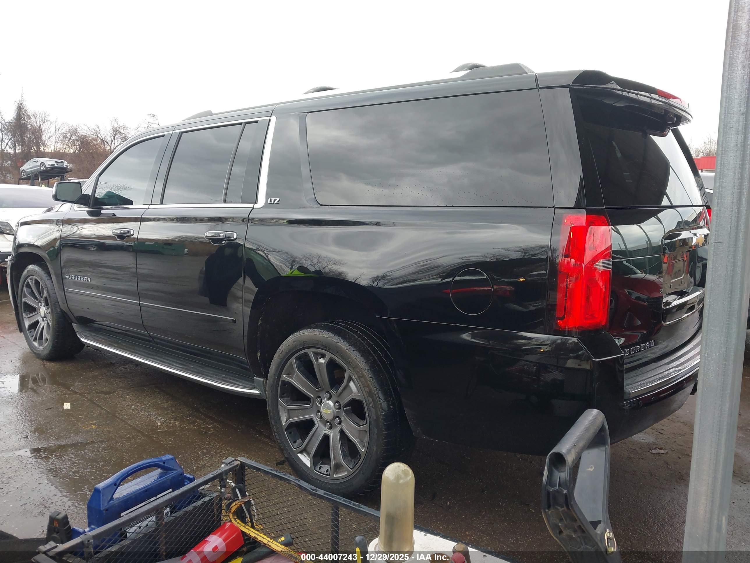 CHEVROLET SUBURBAN image 3