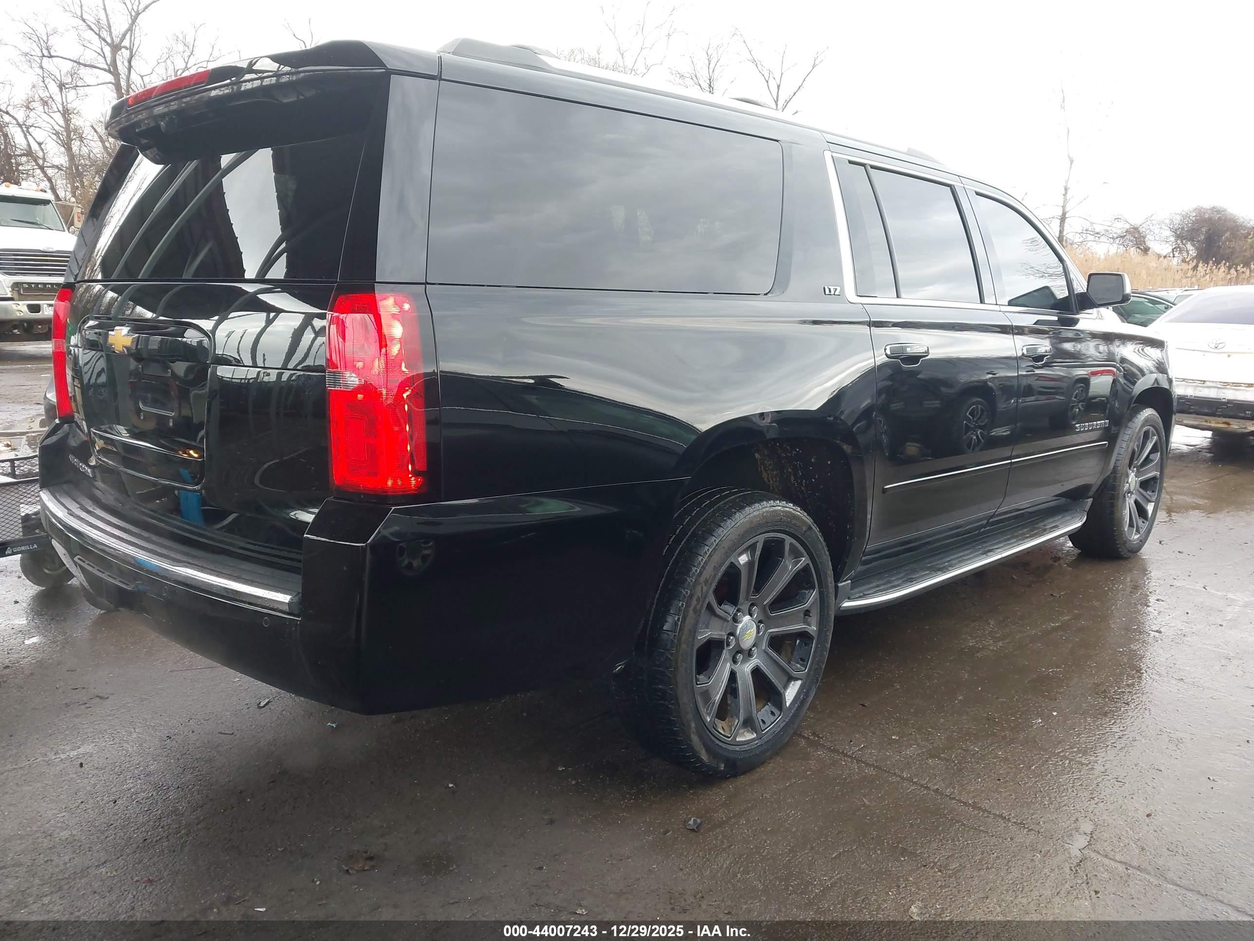 CHEVROLET SUBURBAN image 4