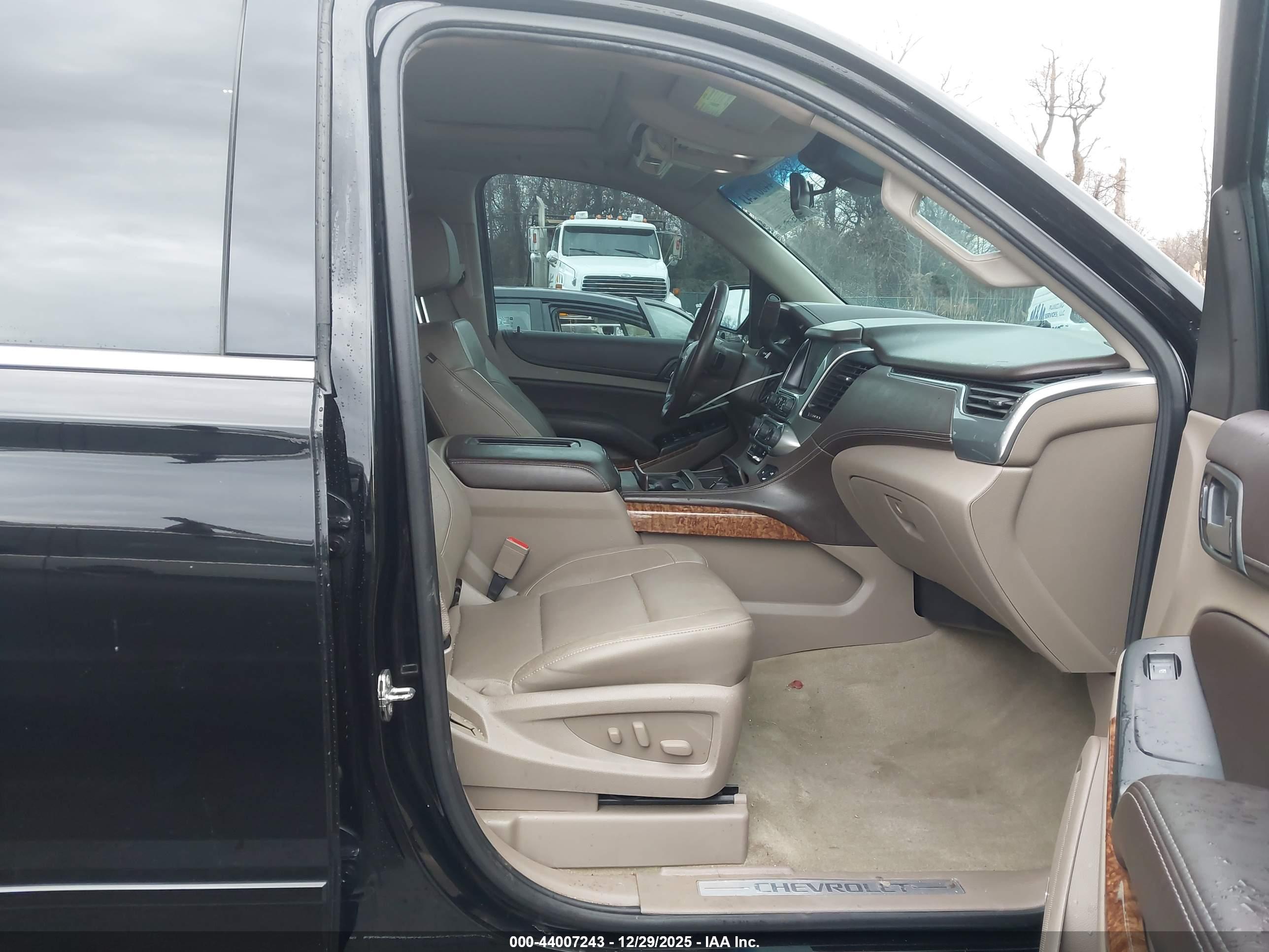 CHEVROLET SUBURBAN image 5