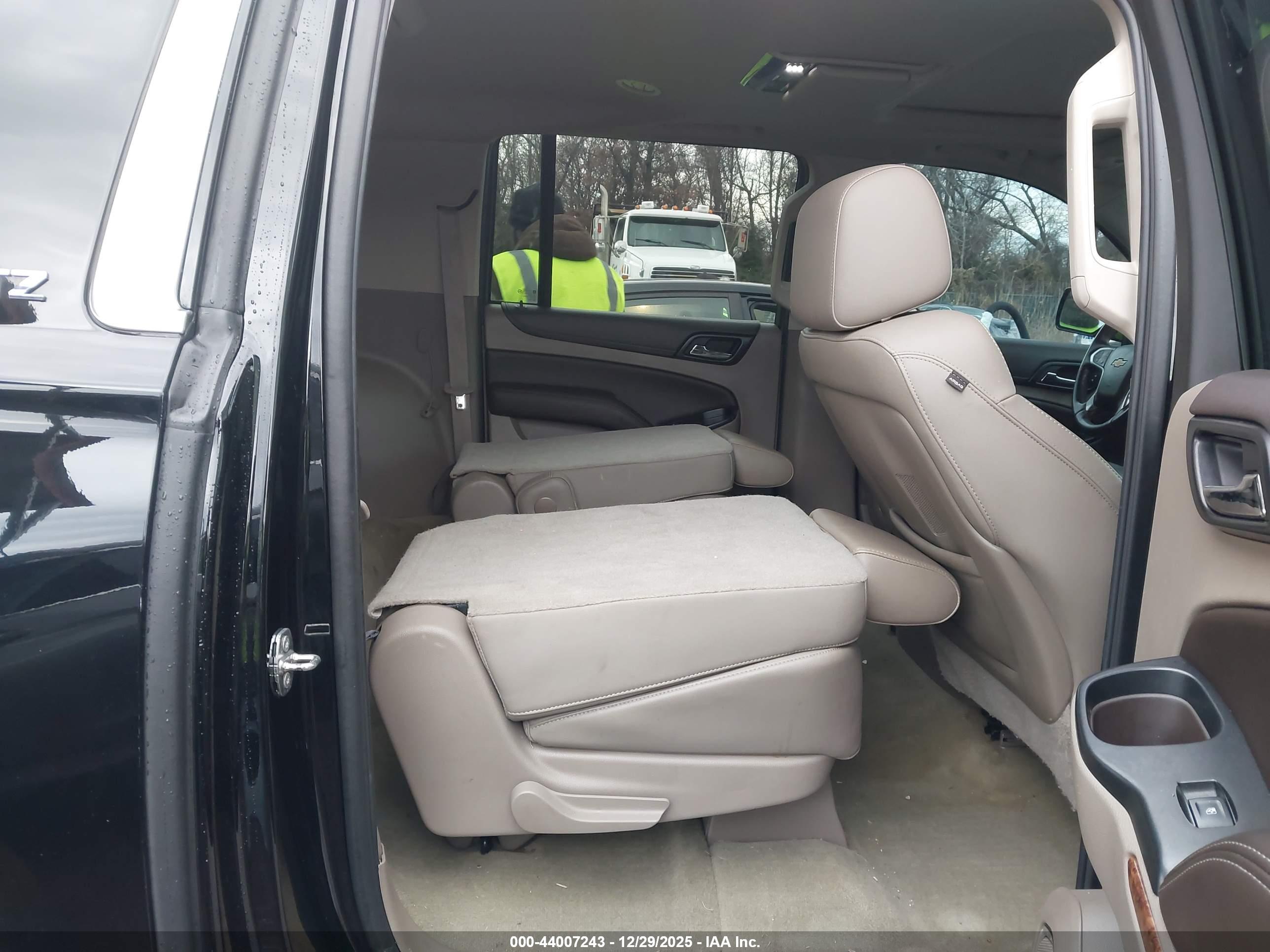 CHEVROLET SUBURBAN image 8