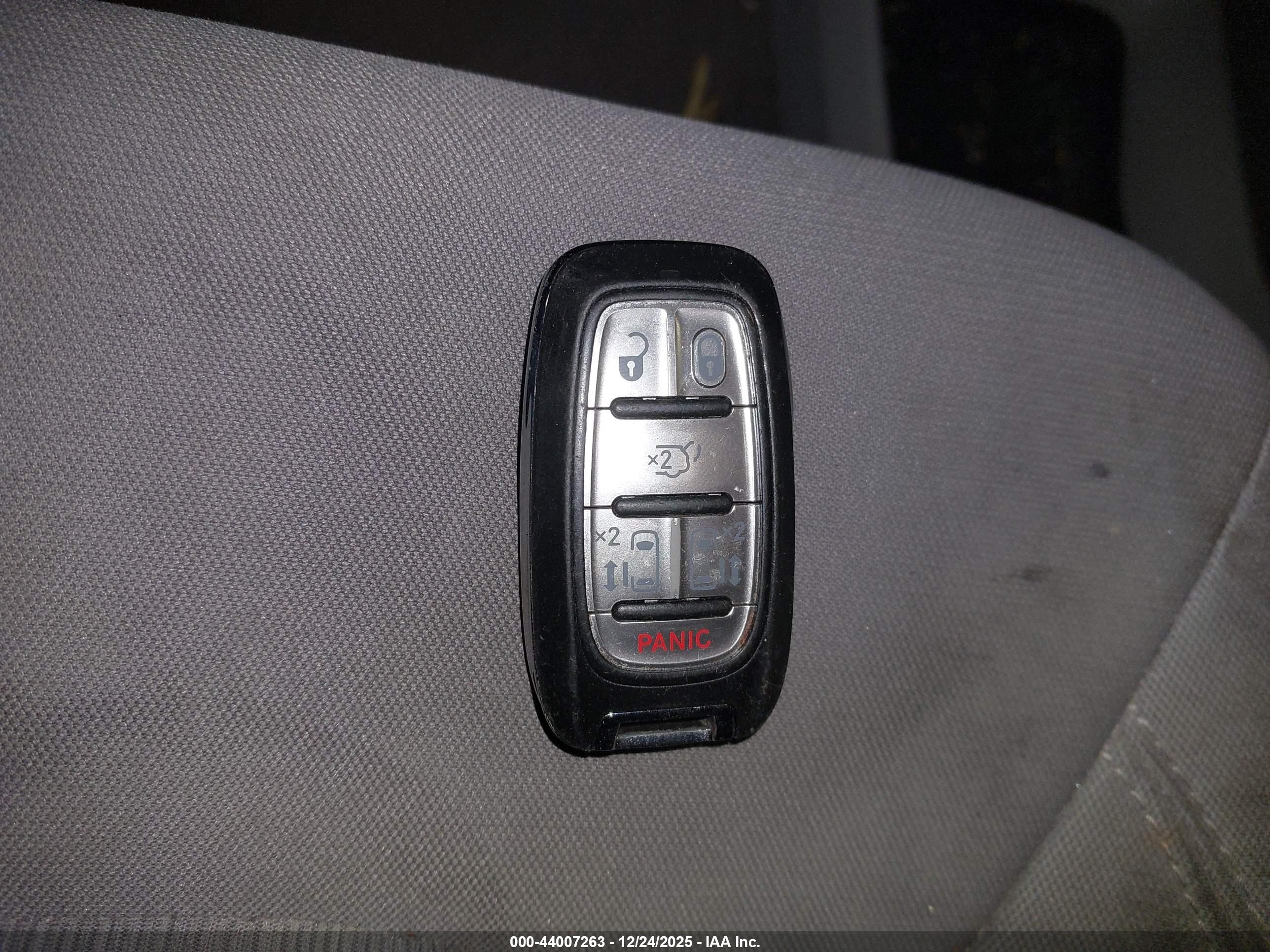 CHRYSLER PACIFICA image 11
