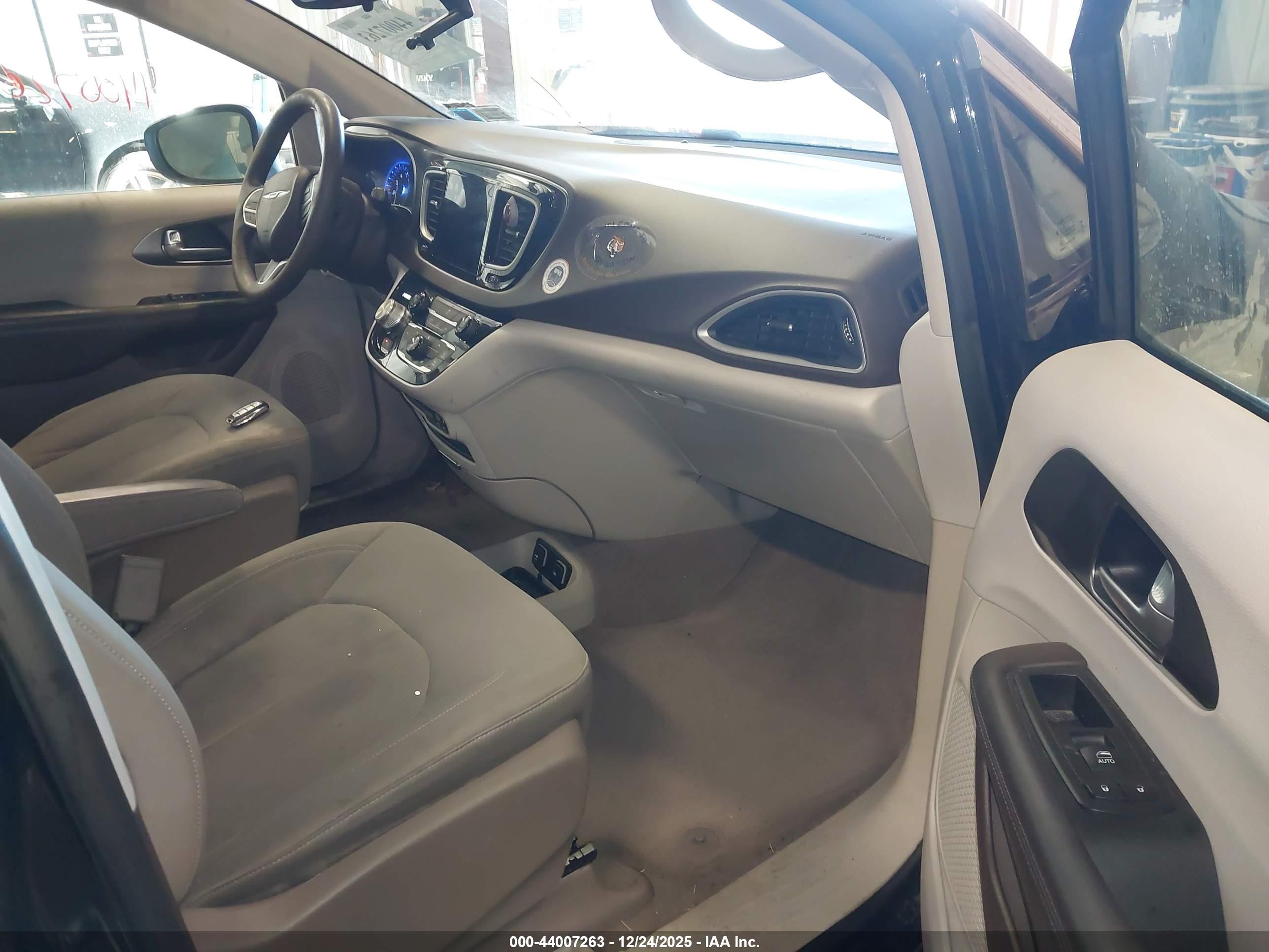 CHRYSLER PACIFICA image 5