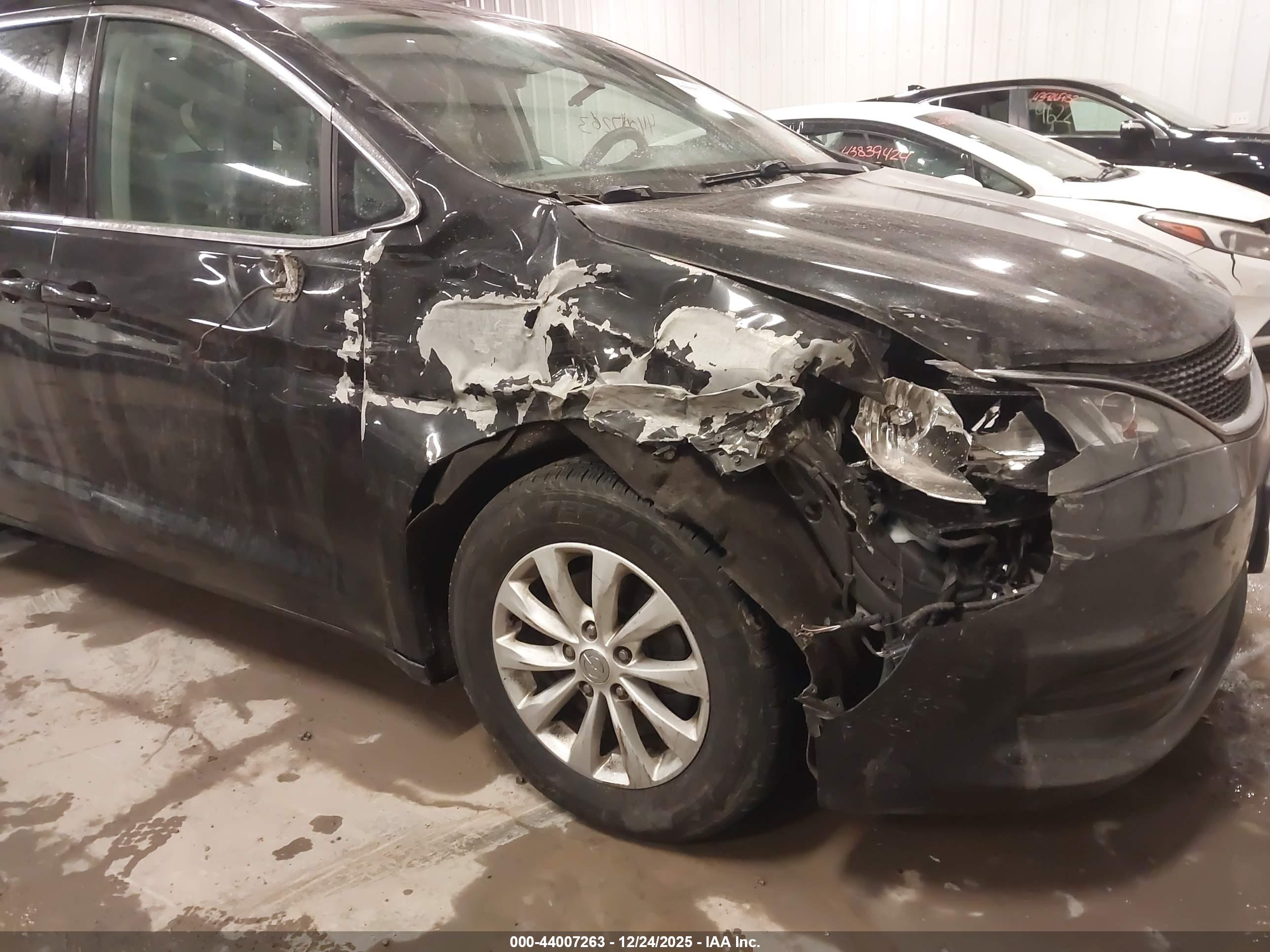 CHRYSLER PACIFICA image 6
