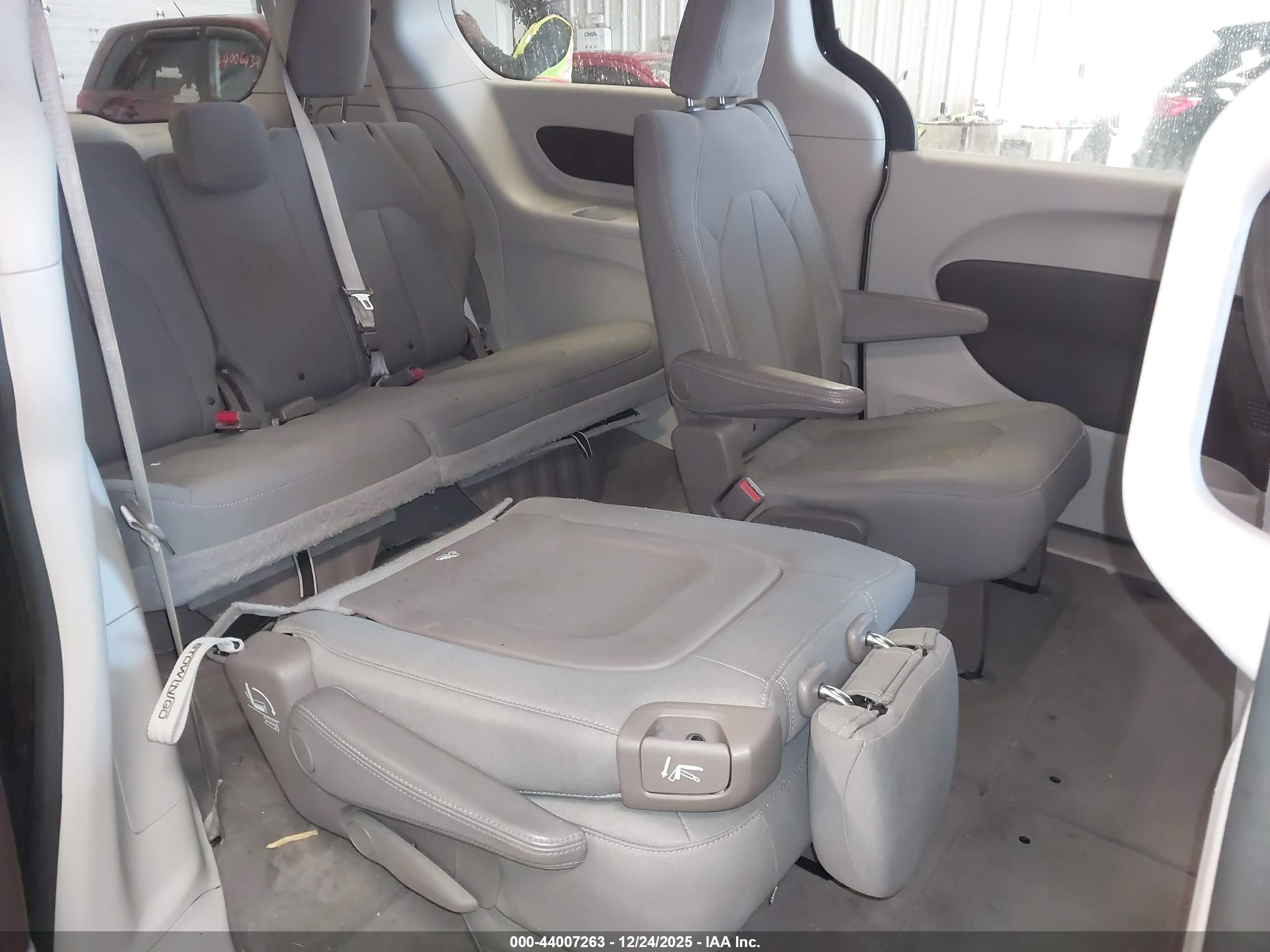 CHRYSLER PACIFICA image 8