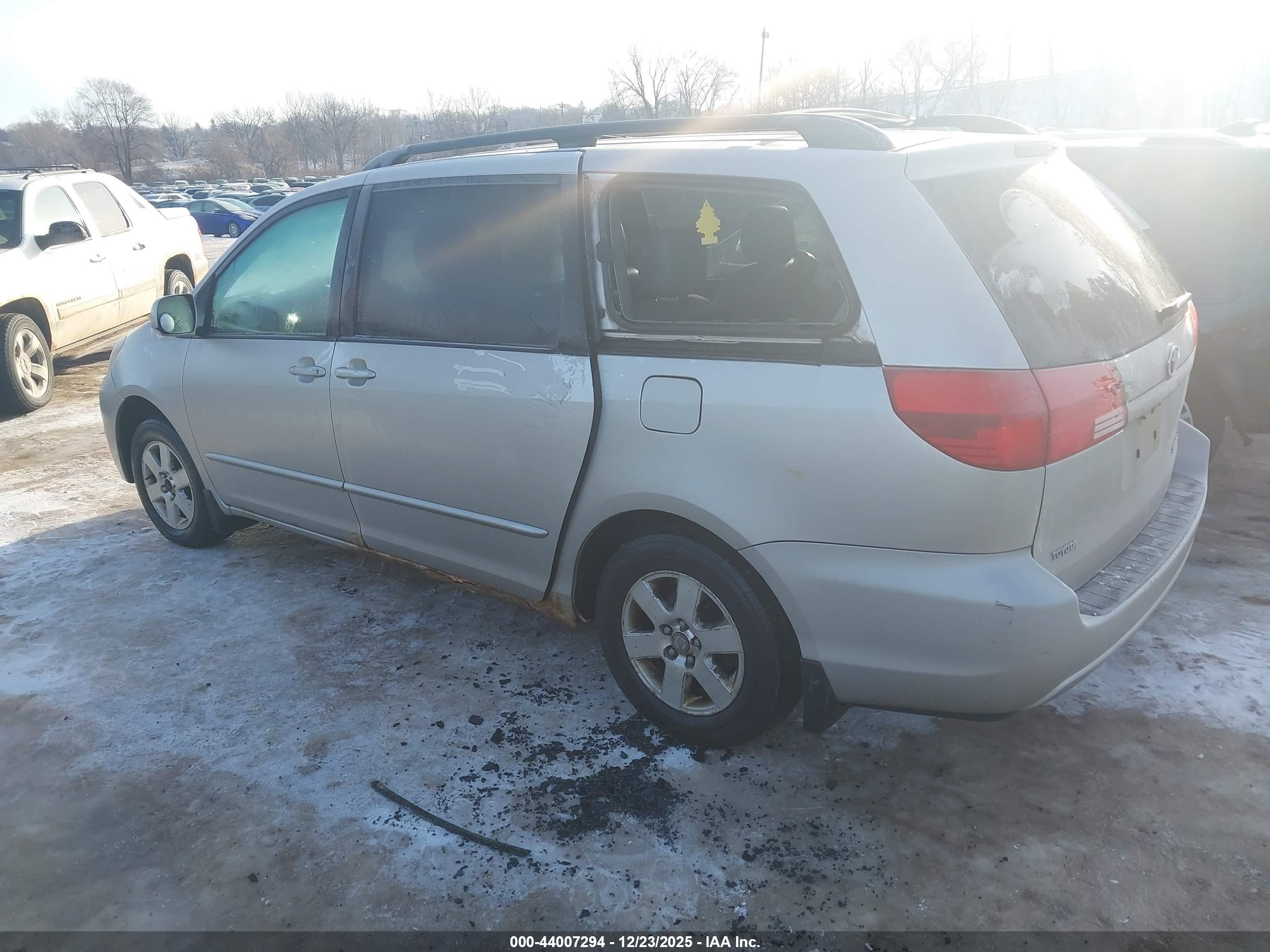 TOYOTA SIENNA image 3