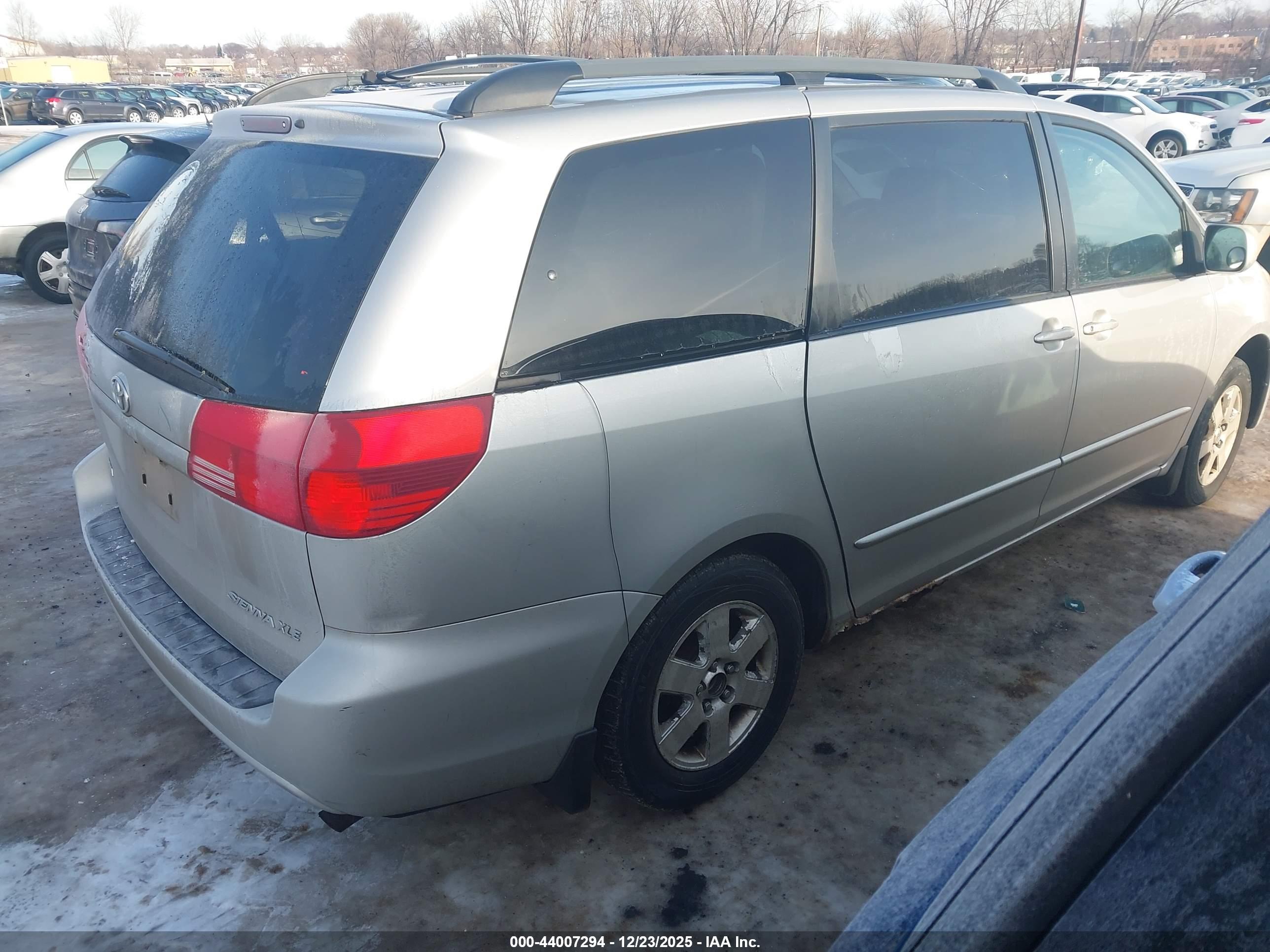 TOYOTA SIENNA image 4