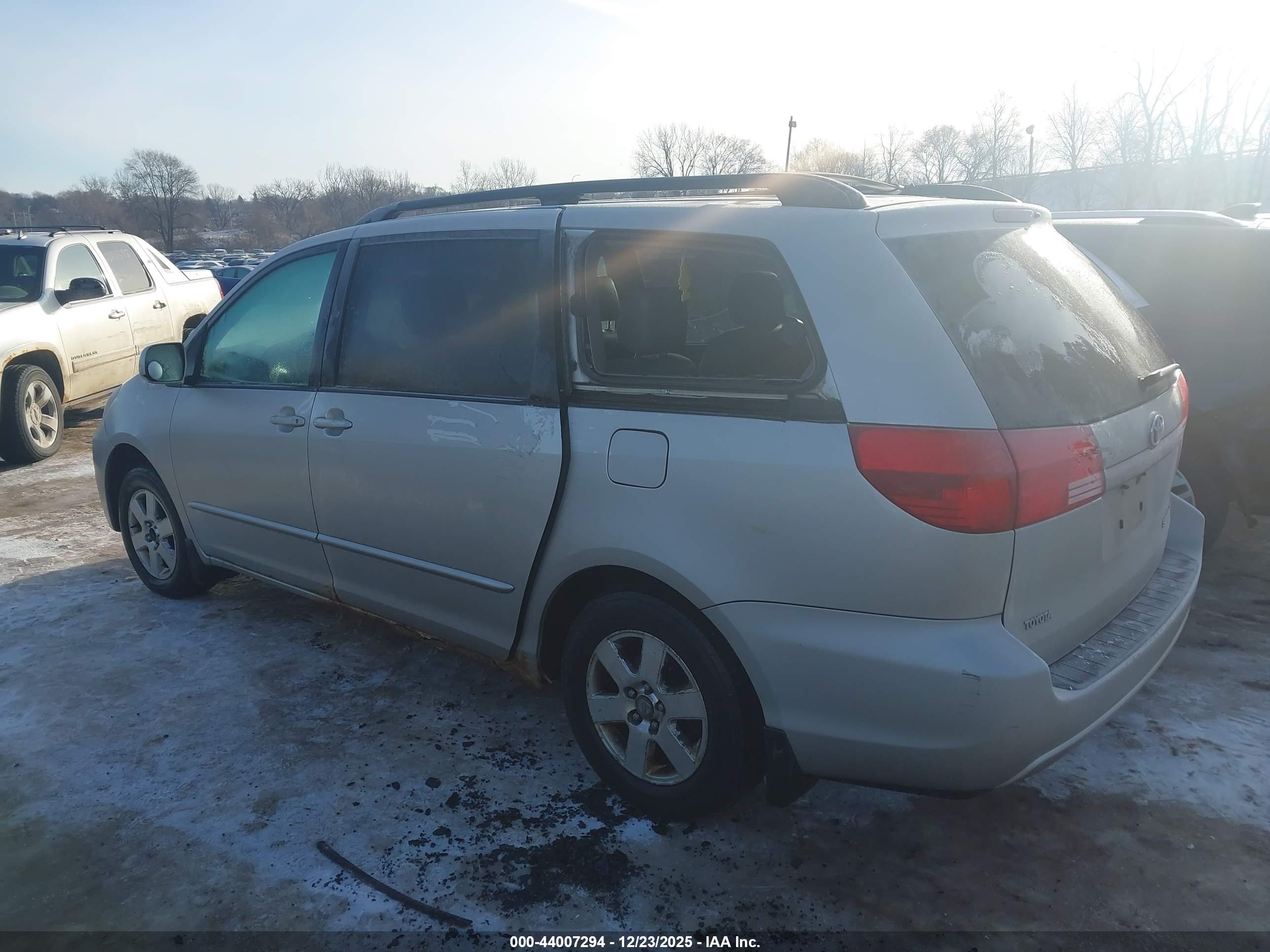 TOYOTA SIENNA image 6