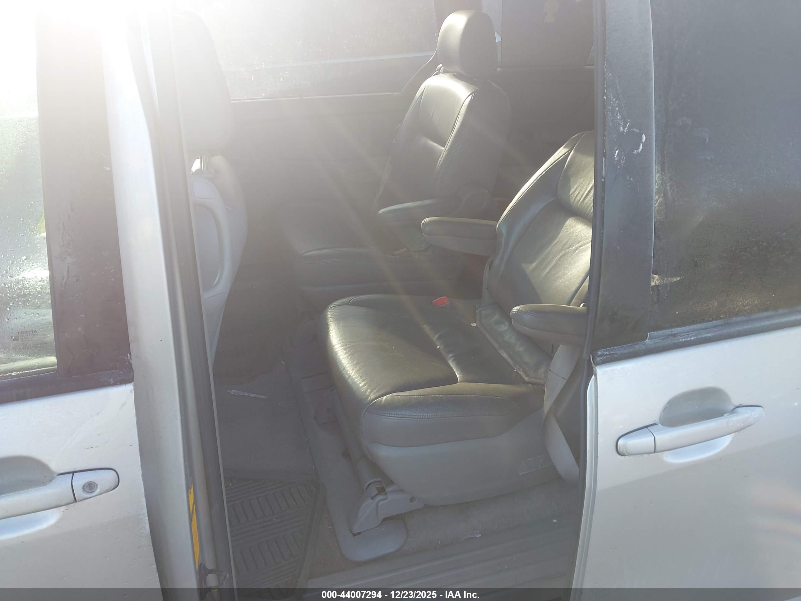 TOYOTA SIENNA image 8
