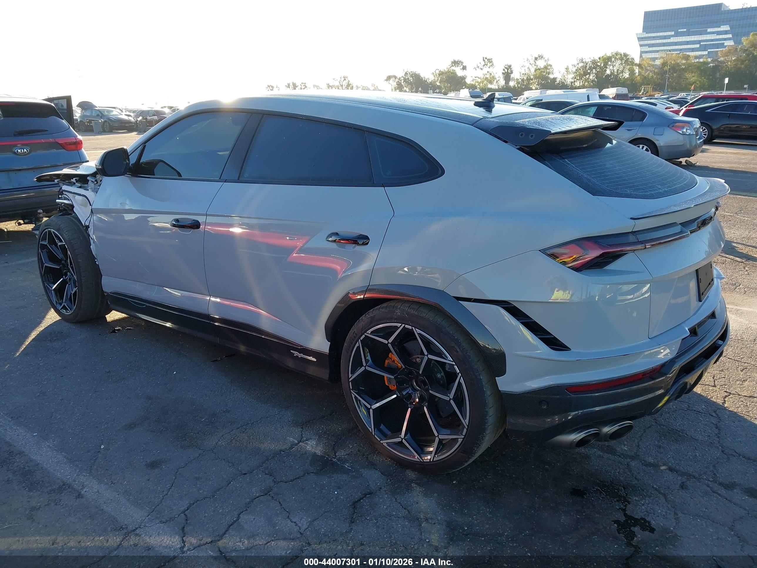 LAMBORGHINI URUS image 3