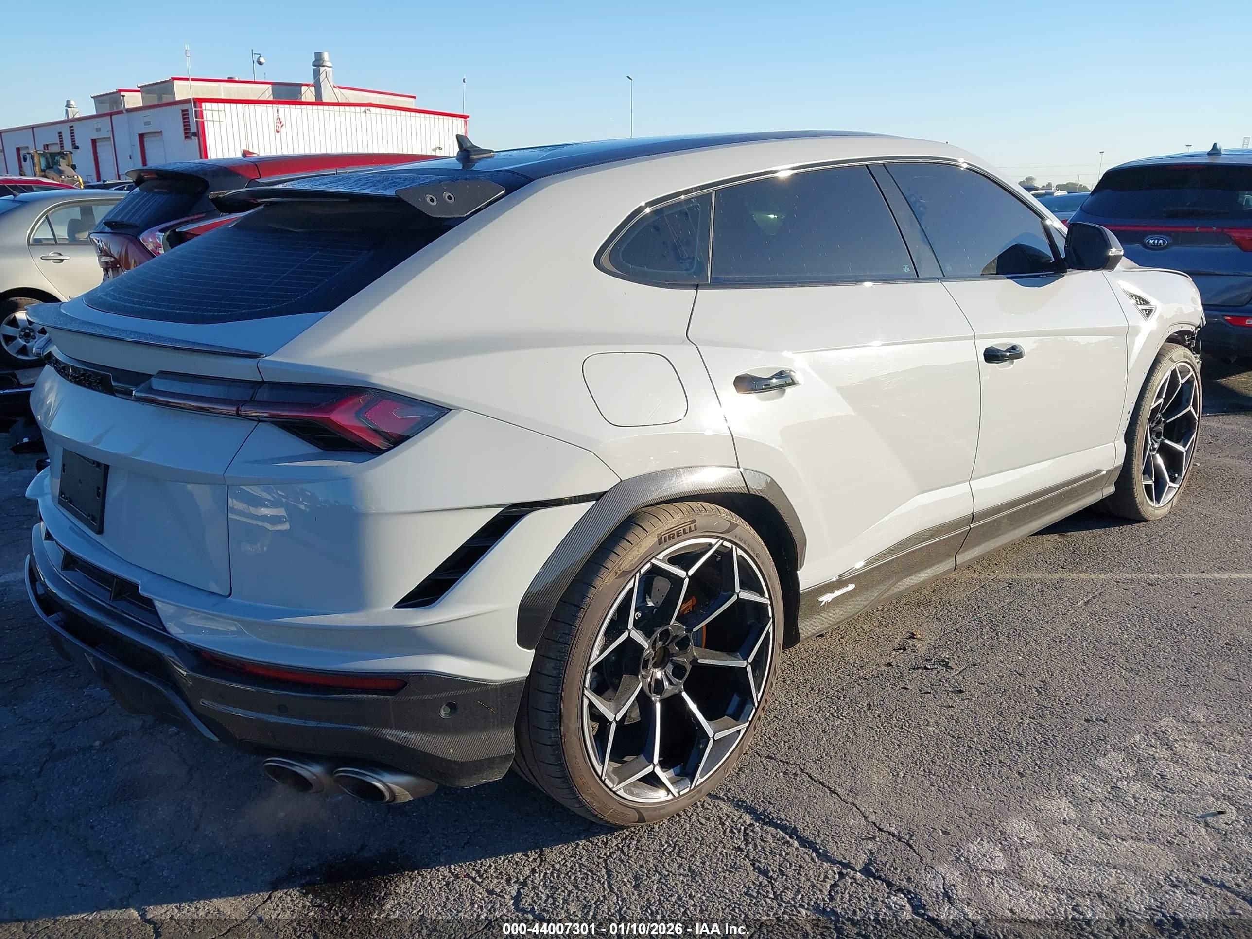 LAMBORGHINI URUS image 4
