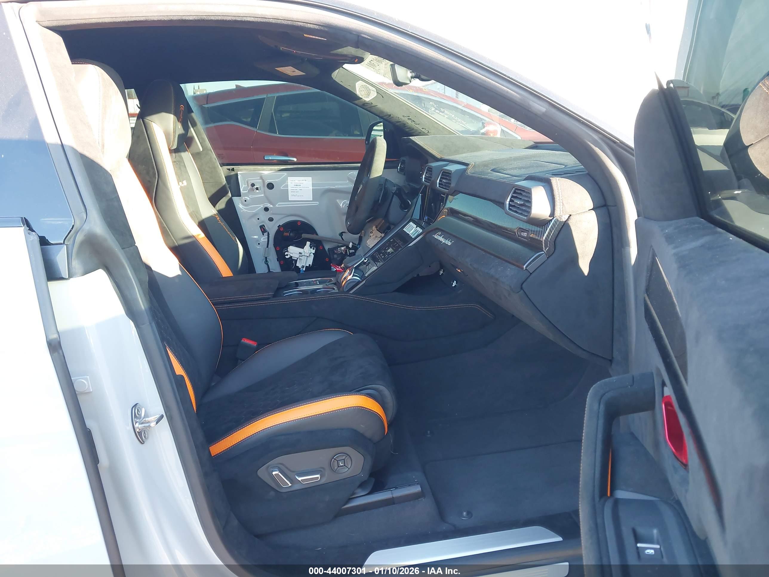 LAMBORGHINI URUS image 5
