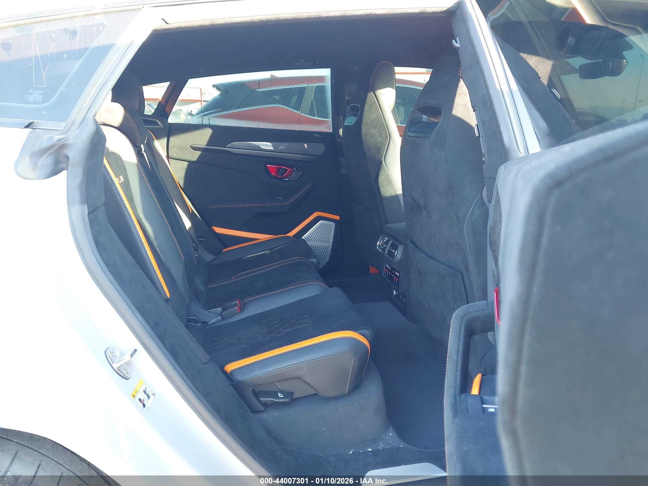 LAMBORGHINI URUS image 8